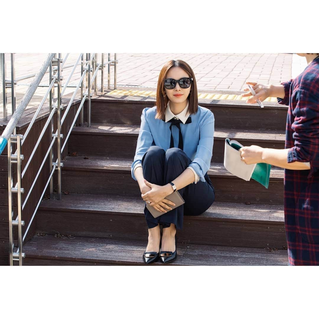 キングコングエンターテインメントさんのインスタグラム写真 - (キングコングエンターテインメントInstagram)「'자체발광 비주얼'의 대명사 조윤희 씨의 빛나는 순간을 담은 포스트 OPEN 👀 다채로운 스타일링을 완/벽/소/화 💘 멋짐 폭발 유니님 🥰 - 포스트 보러 가기 👉 http://naver.me/FAj9B0Lu - #조윤희 #JoYoonHee #KBS2TV #주말드라마 #사랑은뷰티풀인생은원더풀 #사풀인풀 #김설아 #워너비 #스타일링 #비하인드 #포스트 #💌 #💞」10月25日 12時38分 - kkbyss