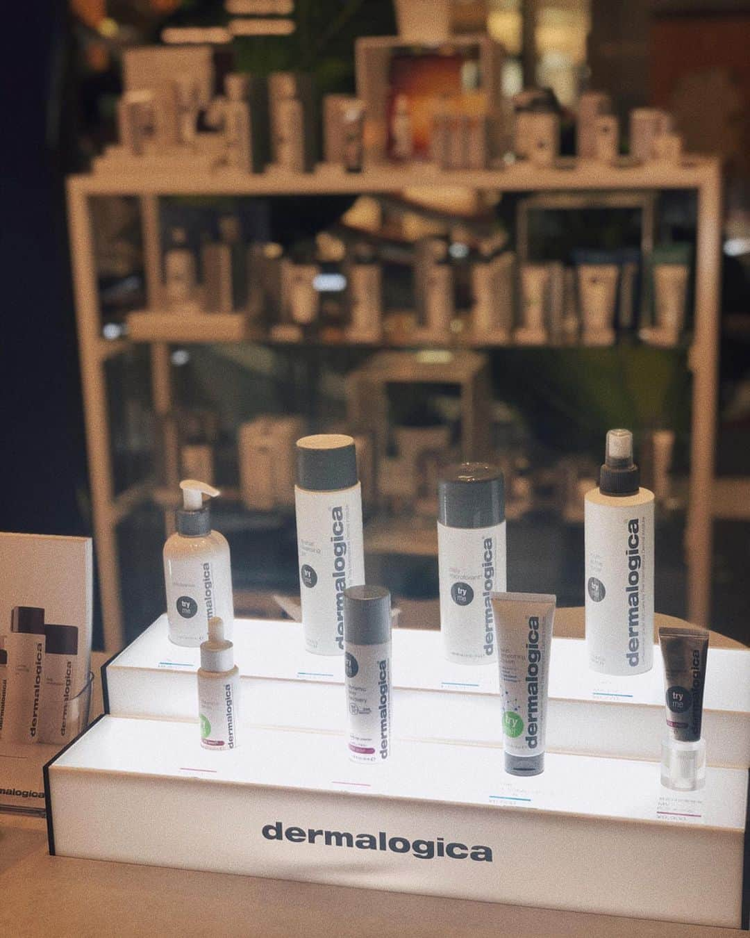 ANNA 杏奈さんのインスタグラム写真 - (ANNA 杏奈Instagram)「✈︎ 先日　@dermalogicajp ダーマロジカのフェイスマッピングとスキンバーレッスンを受けてきたよ！❤️ 肌症状を見るだけで内臓のどこが弱いとかがわかって、どういうケアが必要かわかるんだって☝️ ダーマロジカは、  グルテンフリー ヴィーガンフレンドリー パラベンフリー 動物実験不使用 人工香料不使用 でお肌にとっても優しい❤️ クレンジングの仕方やスキンケアの塗り方を1から教えてもらって適当な私は終始驚きでした😊💕 ちなみに動画はスキンケアをした後のすっぴん肌❤️もちもちで、驚きでした！  悩みにあった40種類程の商品の中から自分にはなにが合うか教えてもらいました🙏🥰 ・ ・ #PR #dermalogica #ダーマロジカ #モデル #ファッション #travel #旅行 #化粧  #model  #ヨガ #yoga  #東京 #fashion  #tokyo #trip #travel #tbt #official #客室乗務員 #スキンケア  #ダイエット #美容  #美容好きな人と繋がりたい」10月25日 12時39分 - anna_maria_end18