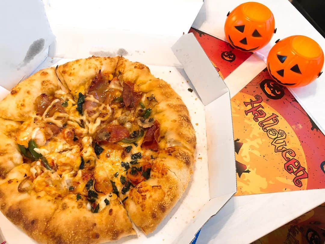 井深克彦さんのインスタグラム写真 - (井深克彦Instagram)「.﻿ 🎃🍕🏠﻿ ﻿ みんなでピザパ🍕しました🙋‍♂️🙋‍♀️🙋‍♀️﻿ ﻿ いまドミノ・ピザでは﻿ ハロウィンルーレットっていう﻿ ロシアンルーレットをピザで楽しめる﻿ ハロウィン限定の企画をやってるので﻿ せっかくなのでチャレンジ🎯﻿ ﻿ 期間限定で、激辛ソースのトッピングを﻿ なんと無料で追加できるよ🧛🏻‍♂️🌶﻿ （どのピース🍕にかかっているか﻿ 本当にわからない）﻿ ﻿ 一体誰に当たるのでしょうか....🤦‍♂️🤦‍♀️🤦‍♀️﻿ ﻿ また、キャンペーンも実施してるので﻿ 家族と、友人と、会社のみんなと、﻿ ハロウィンルーレットにチャレンジして﻿ キャンペーンにも参加してみてね🥳﻿ ﻿ ﻿ 【キャンペーン概要】﻿ ドミノ・ピザのハロウィンルーレットにみなさんでチャレンジして頂き、楽しんでいる様子や辛い顔を動画や写真と一緒に﻿ 「#ドミノハロウィンルーレット」を付けて投稿して頂けた方の中から抽選で10名様に、現金を20,000円分プレゼントいたします。﻿ ﻿ 【応募条件】﻿ (1)ドミノ・ピザのハロウィンルーレットにみなさんでチャレンジして頂き、楽しんでいる様子や辛い顔を動画や写真と一緒に﻿ 「#ドミノハロウィンルーレット」を付けて投稿﻿ (2)ドミノ・ピザ 公式アカウント（Twitter・Instagram・TikTok）をフォロー﻿ （例：TikTokで投稿→ドミノ・ピザ公式TikTokアカウントをフォロー﻿ 　Twitterで投稿→ドミノ・ピザ公式Twitterアカウントをフォロー）﻿ ※フォローがされていない場合、当選のダイレクトメッセージをお送りできない可能性がございます。ご注意ください。﻿ 締め切り: 11/4（月）﻿ 当選発表日: 11/5（火）﻿ ﻿ 賞品発送: 当選者の方に限り、ドミノ・ピザ Twitter・Instagram・TikTok 公式アカウントから、ダイレクトメッセージにて詳細をご連絡させて頂きます。﻿ ﻿ 【応募資格】﻿ ・Twitter、Instagram、TikTokいずれかのアカウントをお持ちであること。﻿ ※ フィーチャーフォンでの応募はできません。﻿ ※13歳未満の方は保護者の方がご応募ください。﻿ ※未成年の方がご当選された場合は、懸賞を獲得するためには親権者の承諾が必要となります。﻿ ※ご応募は、日本国内にお住まいの方に限らせていただきます。﻿ ※ドミノ・ピザ ジャパン社員、アルバイト、および関係者は応募できません。﻿ ﻿ 【当選に関して】﻿ ・抽選は、運営事務局が行います。当選や抽選の基準についてはお答えできませんのでご了承ください。﻿ ・当選はお1人様1回限りになります。﻿ ﻿ また以下の場合、ご応募は無効となりますのでご注意ください。﻿ ・応募された投稿を削除されていた場合﻿ ・アカウントを非公開にされている場合﻿ ・アカウントを変更されている場合﻿ ・投稿された対象のSNS（Twitter、Instagram、TikTok）を退会されていた場合﻿ ﻿ 【応募規約】﻿ ﻿ 本キャンペーンに応募される方は、必ず以下をお読みいただき、ご同意の上でご応募ください。﻿ ご応募いただいた方は、本規約に同意いただいたものとさせていただきます。﻿ ・本キャペーンの当選に関して、ドミノ・ピザ公式SNSアカウント(Twitter、Instagram、TikTok)からご連絡をさせていただく場合がございます。﻿ ・適切な運用を行うために運営事務局が必要と判断した場合に限り、本キャンペーンの応募条件変更などの対応をとることができるものとさせていただきます。﻿ ・通信機器、通信回線、Twitter、Instagram、TikTokのシステム障害、瑕疵等により本キャンペーンの提供が中断もしくは遅延し、または誤送信もしくは欠陥が生じた場合の応募者が被った損害について、ドミノ・ピザ ジャパンはその責任を負わないものとします。﻿ ・Twitter、Instagram、TikTokのルールとポリシーに反する不正なアカウントを利用して応募があった場合、運営事務局の判断により当該アカウントからの応募を無効とさせていただく場合がございます。﻿ ・応募者は、ユーザーアカウントを管理する責任を負うものとします。﻿ ・応募者が、有償無償を問わず、ユーザーアカウントを第三者に譲渡・貸与・質入れし、または利用することを禁じます。﻿ ・当選のご連絡を受けた場合であっても、本規約にご了承頂けない場合や本規約の規定に違反する場合などは、当選を無効とする場合がございます。﻿ ・キャンペーン内容は予告なく変更させていただく場合がございます。予めご了承いただけますようお願いいたします。﻿ ・当選されたお客様からご提供いただいた個人情報は、賞品のお渡しにのみ利用します。﻿ ・個人情報の取扱いについては、株式会社ドミノ・ピザ ジャパンの個人情報保護方針に記載しておりますので、こちらからご覧ください。﻿ http://www.dominos.jp/corporate/privacypolicy/index.html ﻿ ﻿ #ドミノピザ　#PR﻿ #ドミノハロウィンルーレット」10月25日 12時41分 - ibuka_katsuhiko