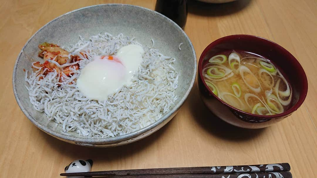 佐藤大さんのインスタグラム写真 - (佐藤大Instagram)「シラス丼って無限に白米を食べれる気がする。シラスと温玉は連携取れてるナイスパートナー #夫婦飯 #シラス丼 #椿鬼奴 #グランジ大」10月25日 12時52分 - satodaidaidai