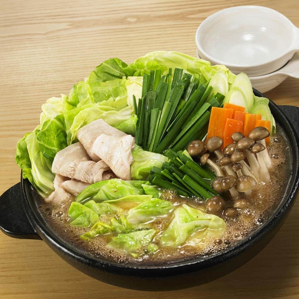 おいしい鍋のインスタグラム：「. ＼きゃべつのおいしさが堪能できる♪／ きゃべつが主役の濃厚味噌味の鍋！ こだわりだしに味噌とにんにくを加えたこってりスープで、きゃべつの甘みを堪能できます♪ . ●レシピはこちら http://nabe.moranbong.co.jp/products/detail/id=410 . #おいしい鍋 #モランボン #菜の匠きゃべつ鍋用スープ #きゃべつ鍋 #きゃべつ #キャベツ #菜の匠 #鍋 #鍋つゆ #instanabe」