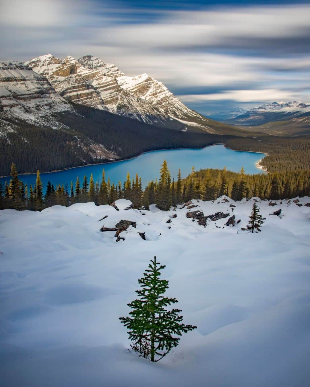 National Geographic Travelさんのインスタグラム写真 - (National Geographic TravelInstagram)「Photo by @kahliaprilphoto | Blue lakes and fresh snow make a stunning scene. This is such a unique and short-lived time of year as the winter starts to take hold in the Canadian Rockies.」10月25日 13時09分 - natgeotravel