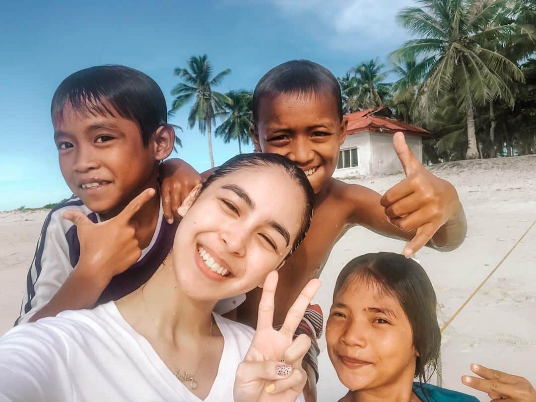 ジュリア バレットのインスタグラム：「Browsing through my travel photos and videos and found these. Some snaps from a few weeks ago in one of my favorite islands.🌴」