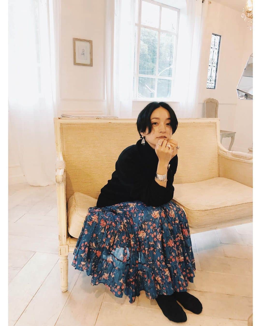 高山都さんのインスタグラム写真 - (高山都Instagram)「朝から撮影📷 私服に戻って、スタジオのセットに座ったら、なんだかスカートとよく似合った。 10月25日　雨　さむい。 #都ふく knit @mhlbymargarethowell  skirt @isabelmarant」10月25日 13時16分 - miyare38