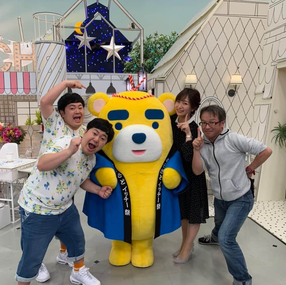 たくやさんのインスタグラム写真 - (たくやInstagram)「中継終わりでスイッチ！スタジオにも出演してきたぁー  金ピカ中継、初期メンの速水アナ！　 そして巨大なイッチーと撮影  二枚目は同じく初期メンの林ディレクター！  一年前を思い出すねー  #東海テレビ #スイッチ #金ピカ中継 #速水里彩　アナ #初期メンバー」10月25日 13時22分 - takuya_the_touch