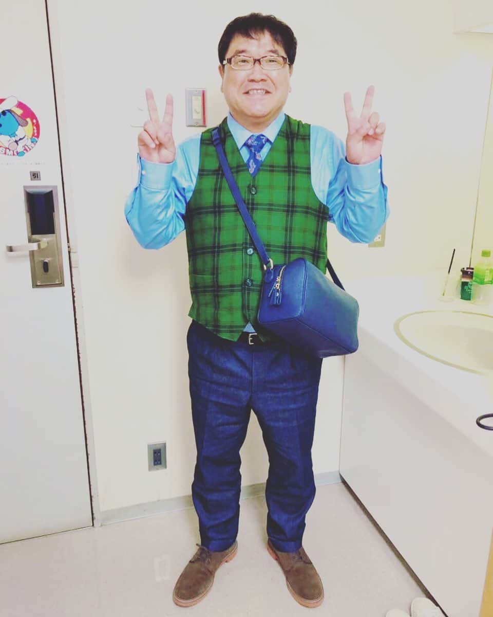 千秋さんのインスタグラム写真 - (千秋Instagram)「竹山のおじちゃんは、ネイビーを気に入ってくれました。 バナナマン設楽くんは、黒を。 男性にも使って欲しかったから、嬉しいな。  昭和のおじさんみたいで似合う💙  #千秋デザイン #12ポケットバッグ  #ディノス #dinos #カンニング竹山  @iimono_premium_official」10月25日 13時23分 - chiaki77777
