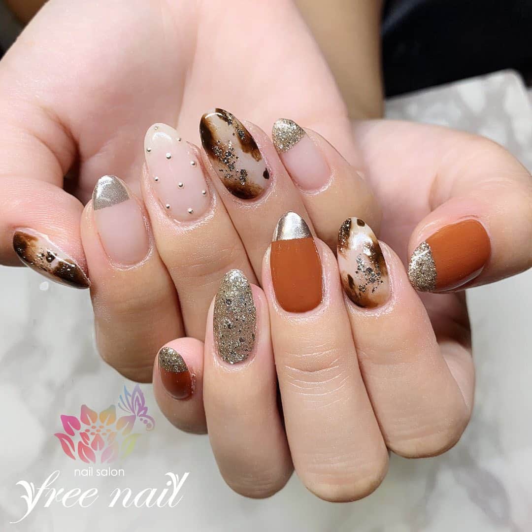 free nail フリーネイルのインスタグラム：「. お客様ネイル💅🏻🌝✨ . ホワイトべっ甲ネイル💗✨ . アシメカラーでおしゃれに👩🏻‍🎨🎨✨ . ご来店ありがとうございました🙇🏻‍♀️🙇🏻‍♀️🙇🏻‍♀️💗 . #ネイル #フリーネイル #ネイルアート #ジェルネイル #ネイルサロン #大阪ネイルサロン #ネイルデザイン #ネイルチェンジ #べっ甲ネイル #ミラーネイル #メタリックネイル #グリッターネイル #アシンメトリーネイル #デザインネイル #トレンドネイル #シンプルネイル #大人ネイル #秋ネイル #美甲 #日式美甲 #日式美甲胶  #日本美甲师 #日本美甲老师  #美甲上课 #日本胶 #autumnnails #nailsart #nailsdid #newnails #freenail」