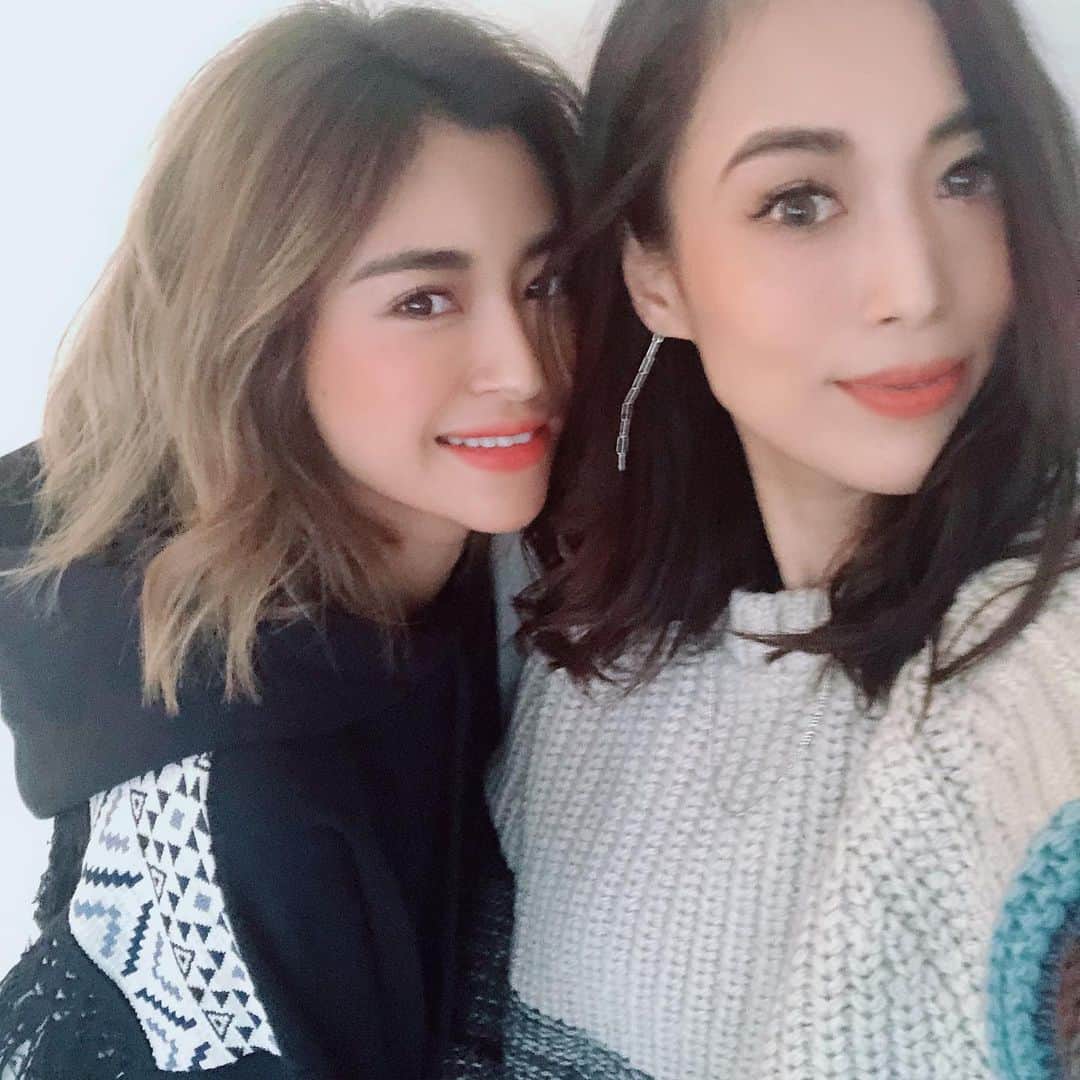 RisaWisteriaさんのインスタグラム写真 - (RisaWisteriaInstagram)「.Thank you for watching today’s live!! そして今日着用のニット、どっちの色にするか悩みすぎて両方買いそうな予感、、、💦笑笑 . 最後の一枚はコッソリ晒す、 今日のライブご褒美を貰って喜ぶみち😂😂😂」10月25日 13時26分 - risa_the_m_e