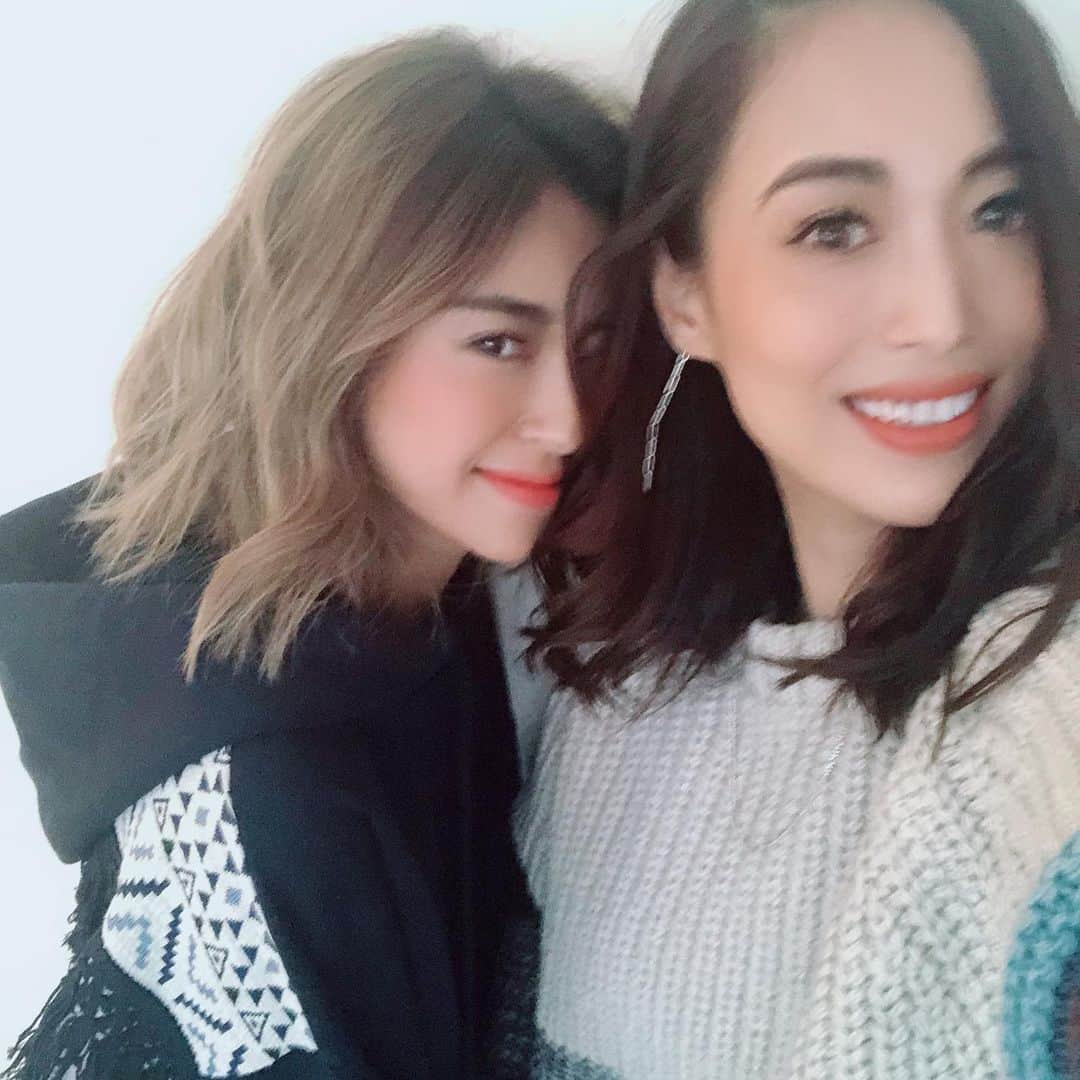 RisaWisteriaさんのインスタグラム写真 - (RisaWisteriaInstagram)「.Thank you for watching today’s live!! そして今日着用のニット、どっちの色にするか悩みすぎて両方買いそうな予感、、、💦笑笑 . 最後の一枚はコッソリ晒す、 今日のライブご褒美を貰って喜ぶみち😂😂😂」10月25日 13時26分 - risa_the_m_e