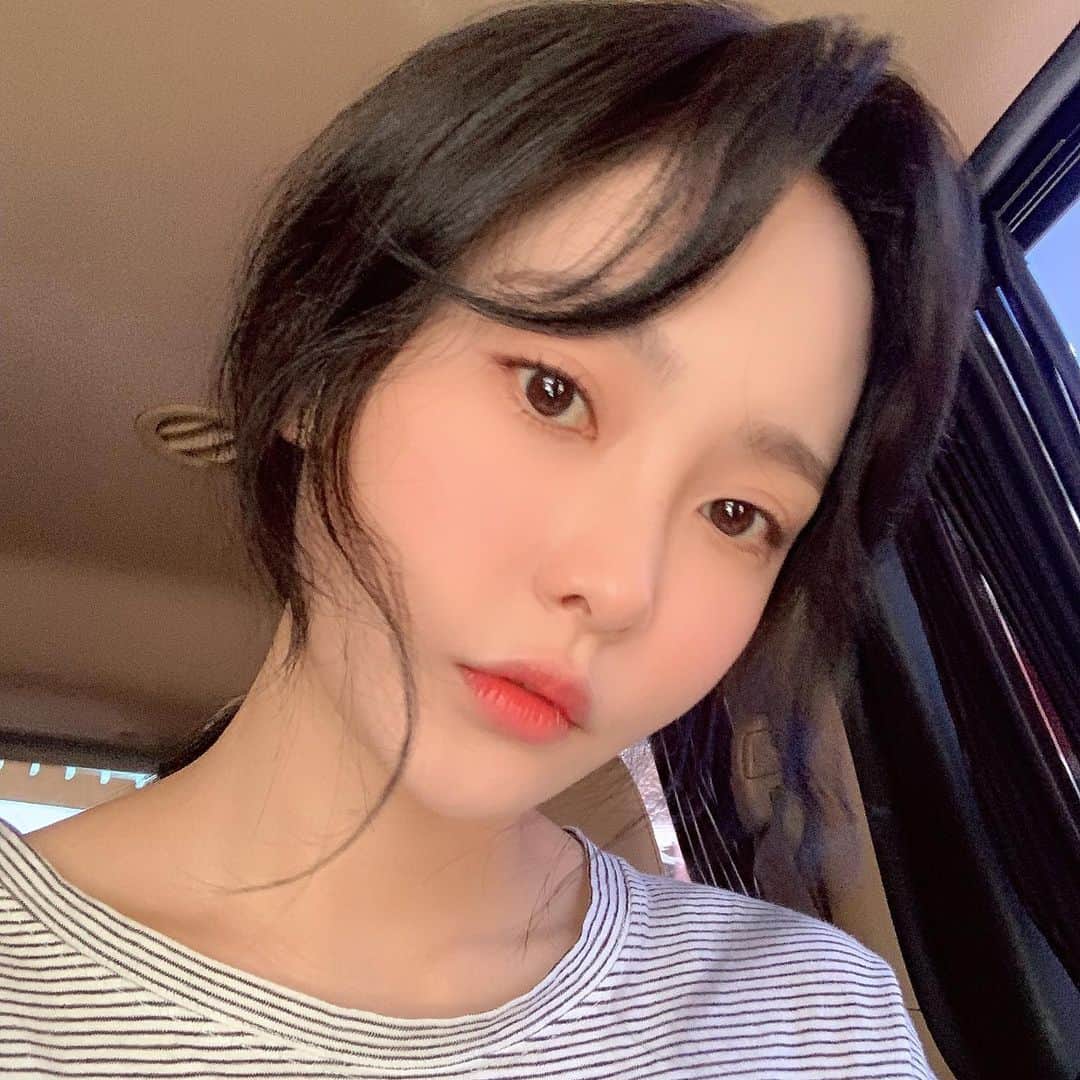 ハ・ウンジンのインスタグラム：「오늘이 제일 예쁜 날일거야😥 #ㄷㅅㅇㅅㅎㄱㅈㄲㅈ」