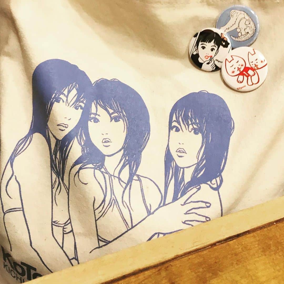 江口寿史のインスタグラム：「Ｔシャツやグッズは後生大事にしまいこまないで、こうしてクタクタになるまで普段使いしてくれるのが一番ウレシイす。」