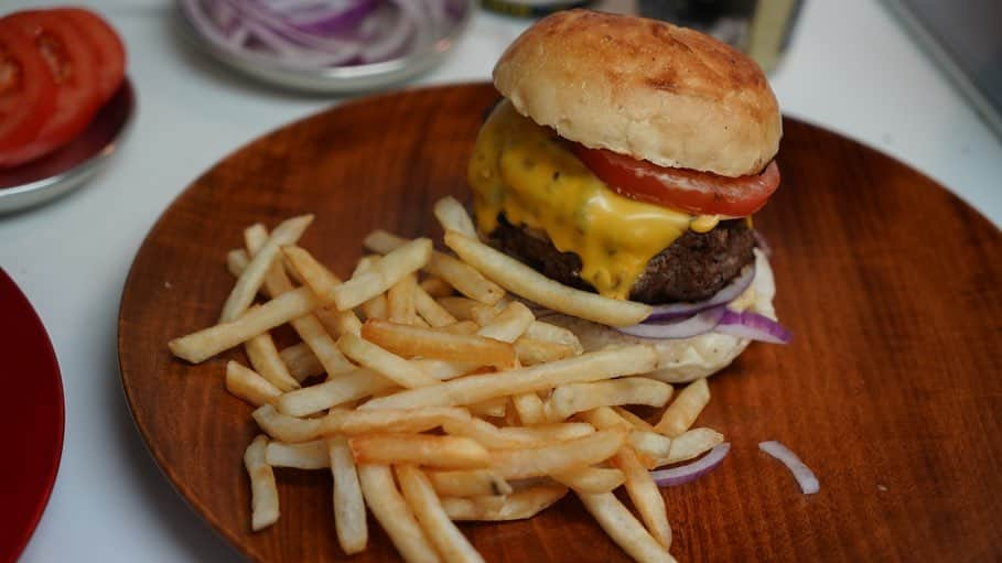 あばれる君さんのインスタグラム写真 - (あばれる君Instagram)「ハンバーガーを作りました🍔美味しそうな見た目と音に家族は幸せな空気に包まれました。しかし、ちびれる君の最後のセリフでリビングは凍りついたのです。必死に平静を装い誤魔化そうとするゆかちゃんとちびれる君の攻防をお楽しみ下さい。#ハンバーガー #humberger」10月25日 13時39分 - abarerukun