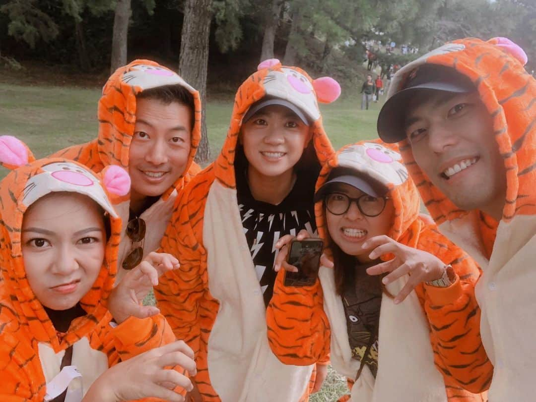 チェ・ナヨンさんのインスタグラム写真 - (チェ・ナヨンInstagram)「Fun experience with friends 😍Thank you for bringing the extra suit!! #fanmoment#tigerwoods#didyouseeus?#zozochampionship#2ndroundcanceled#heavyrain#눈호강#레전드#퍼팅템포다들너무좋다#연습하자#다들멋짐#thankyou#pgatour#lpgatour」10月25日 13時39分 - nychoi87