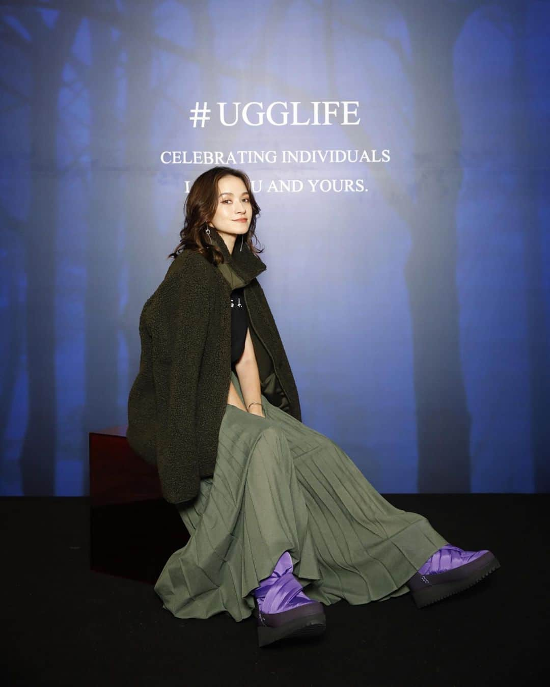 大森美知さんのインスタグラム写真 - (大森美知Instagram)「UGGのアイコニックのブーツが 進化した新作コレクションを見に👢❄️ この履いてる私物のブーツは今1番のUGG新作のもの💜 このパープルブーツ 今年の真冬に履きまくるんだろうな✨ 他にBlack・White・ Purpleの3色あったよ。 ソールも高くて足長い効果あるし、 ボリュームがあるデザインが可愛い✨💭 温かい機能性に一目惚れ。 他にも進化したUGGが沢山あるから 見てほしいな🌈💜 足元もオシャレに行きましょ✨ _______________________________________________ @uggjapan @ugg #uggjapan#newcollection #japan#ugg#ugglife#大森みち#みちしふく」10月25日 13時39分 - michi_oomori_official