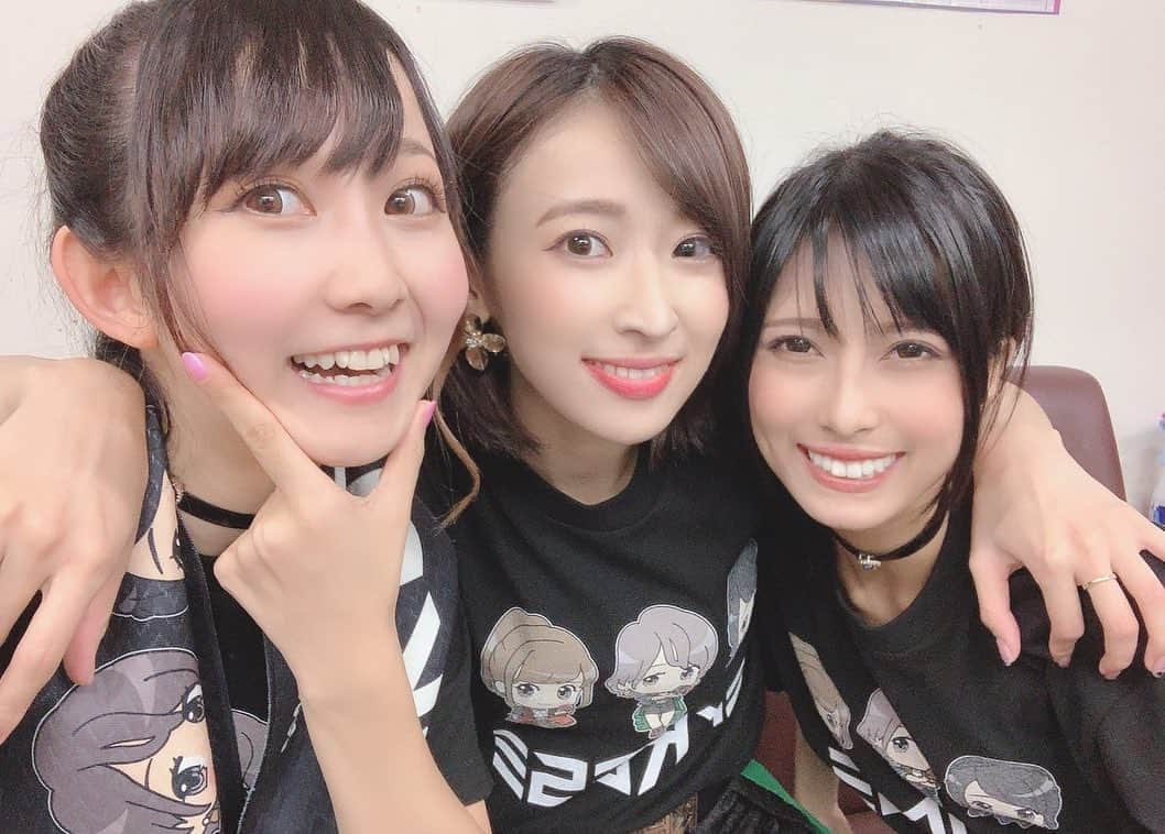 秋田知里さんのインスタグラム写真 - (秋田知里Instagram)「昨日は仮面ライダーGIRLSゼロワンツアーファイナル東京でした！！！ . 10月3日から始まったツアー🤗 今回はワンマンでは初の仙台にも行き、大阪名古屋仙台東京の4都市で行うことができました！！！ . これもいつも応援してくれて、会場に来てくれるみんなのおかげです。本当にありがとう！！！ . . 今回は新曲がたくさんあったのでメンバーで朝練したり、それぞれが他の現場との行き来をしながらだったから時間はなかったけど、なんだかすごく充実したリハがたくさん出来た気がする！ . . 今回のツアーは私達自身もめちゃくちゃ楽しんでたし、それ以上にみんなが楽しんでくれたのが本当に嬉しかったです！！ . そして今回のセトリはこちら！ . 1.Build up 2.UNLIMITED DRIVE 3.Next New Wφrld 4.Future Capture 5.Journey through the Decade 6.prisoner 7.Mr.notice 8.proud of you 9.ジオウメドレー ・時の王者 ・Future Guardian ・Black & White ・Revolutionize ・Over Quartzer(東京限定) 10.月の満ちる時 11.alteration 12.Endless Journey 13.stormy story 14.PEOPLE GAME 15.EXA 16.我ら思う故に我らあり -ec- 17.咲いて 18.Girls Anthem . でした！！！ . そして10周年までにやりたいの10個の事のうち、5個が昨日発表されました！！！ . ①FCサイトに新コンテンツ導入！ ②FC限定、ゼロワンコラボ商品製作！ ③ゼロワン挿入歌歌いたい！ ④新衣装製作！ ⑤2020年4月20日渋谷WWWにて9周年ライブ開催！！！ . こちらなんと、②と⑤はもう決定しているのです！！！わくわくだーーー🥺 お楽しみに〜❤️ . . そして更に今回のツアーでEndless JourneyのMVが解禁されました！！！ . ひっさびさのMVどうだったかな？？ 歌詞に「それぞれに輝いた星達が今惹かれ合う」って入れたんだけど、まさにそれを感じたツアーだったなぁ〜 . しかも今のGIRLS3人のカラーが光の三原色と一緒で、3人揃うとめちゃくちゃ明るくなるんですよね〜😂✨笑 . 良いグループだ！！！笑 . . ということで、これからも仮面ライダーGIRLSどんどん突っ走って行きます！ みんな引き続きGIRLSと一緒に素敵な思い出を作っていきましょう🤗！！！これからもずっとよろしくお願いします💚❤️💙 .  #仮面ライダーGIRLS #仮面ライダー #仮面ライダーゼロワン #ライブツアー #ライブ」10月26日 0時35分 - akitachisato_official