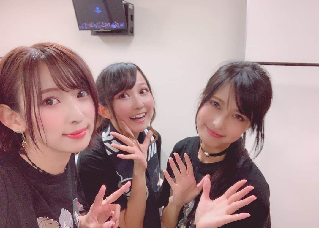 秋田知里さんのインスタグラム写真 - (秋田知里Instagram)「昨日は仮面ライダーGIRLSゼロワンツアーファイナル東京でした！！！ . 10月3日から始まったツアー🤗 今回はワンマンでは初の仙台にも行き、大阪名古屋仙台東京の4都市で行うことができました！！！ . これもいつも応援してくれて、会場に来てくれるみんなのおかげです。本当にありがとう！！！ . . 今回は新曲がたくさんあったのでメンバーで朝練したり、それぞれが他の現場との行き来をしながらだったから時間はなかったけど、なんだかすごく充実したリハがたくさん出来た気がする！ . . 今回のツアーは私達自身もめちゃくちゃ楽しんでたし、それ以上にみんなが楽しんでくれたのが本当に嬉しかったです！！ . そして今回のセトリはこちら！ . 1.Build up 2.UNLIMITED DRIVE 3.Next New Wφrld 4.Future Capture 5.Journey through the Decade 6.prisoner 7.Mr.notice 8.proud of you 9.ジオウメドレー ・時の王者 ・Future Guardian ・Black & White ・Revolutionize ・Over Quartzer(東京限定) 10.月の満ちる時 11.alteration 12.Endless Journey 13.stormy story 14.PEOPLE GAME 15.EXA 16.我ら思う故に我らあり -ec- 17.咲いて 18.Girls Anthem . でした！！！ . そして10周年までにやりたいの10個の事のうち、5個が昨日発表されました！！！ . ①FCサイトに新コンテンツ導入！ ②FC限定、ゼロワンコラボ商品製作！ ③ゼロワン挿入歌歌いたい！ ④新衣装製作！ ⑤2020年4月20日渋谷WWWにて9周年ライブ開催！！！ . こちらなんと、②と⑤はもう決定しているのです！！！わくわくだーーー🥺 お楽しみに〜❤️ . . そして更に今回のツアーでEndless JourneyのMVが解禁されました！！！ . ひっさびさのMVどうだったかな？？ 歌詞に「それぞれに輝いた星達が今惹かれ合う」って入れたんだけど、まさにそれを感じたツアーだったなぁ〜 . しかも今のGIRLS3人のカラーが光の三原色と一緒で、3人揃うとめちゃくちゃ明るくなるんですよね〜😂✨笑 . 良いグループだ！！！笑 . . ということで、これからも仮面ライダーGIRLSどんどん突っ走って行きます！ みんな引き続きGIRLSと一緒に素敵な思い出を作っていきましょう🤗！！！これからもずっとよろしくお願いします💚❤️💙 .  #仮面ライダーGIRLS #仮面ライダー #仮面ライダーゼロワン #ライブツアー #ライブ」10月26日 0時35分 - akitachisato_official