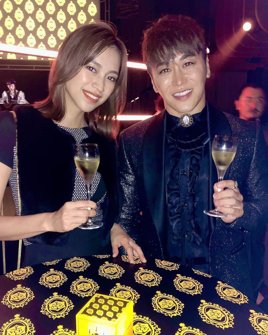 のインスタグラム：「🌙 『VEUVE CLICQUOT YELLOWEEN 2019』🥂 同じ事務所で、 同じマネージャーさん担当の Atsushiさん🧡 今日すごく会いたかったのー。 だから嬉しかった☺️☺️☺️ 会いたいと思うと引き寄せたりするよね✨ 最近そんな感じ！  今日は大好きなお友達に たくさん会えていっぱい写真撮ったので また明日アップします♬ * * #veuveclicquot #yelloween #liveclicquot」