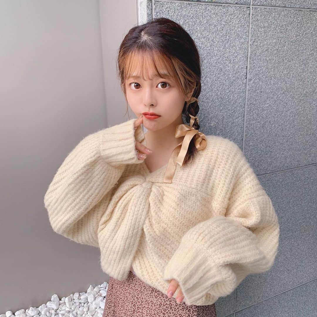 のインスタグラム：「【YouTubeUP】#dazzlin で 秋冬の本気のデート服をGETしたら、史上最強なモテコーデが出来た…😰💘﻿ ﻿ #ランウェイチャンネル の dazzlin で、﻿ ついに本気のデート服をGETしてしもた…😰♥️﻿ ﻿ ﻿ 今回GETしたのは、﻿ ﻿ ・2WAYツイストザックリプルオーバー﻿ ・ダウンジャケット﻿ ・フェイクファーマフラー付Aラインガーリーコート﻿ ﻿ の3つ！﻿ ﻿ 思わず触りたくなるもっちもちのリボンニットは﻿ なんと前後2wayで機能性も抜群、、！(#^.^#)﻿ ﻿ この冬一枚はGETしておきたい王道ニット。🎀♡﻿ ﻿ ﻿ あわ〜いピンクのふわふわのダウンは、﻿ 甘すぎないのに一枚で主役になれるモテダウン。﻿ ﻿ ボリュームニットの上に羽織っても﻿ 一切着膨れしない、"着痩せダウン" 🥺♥︎﻿ ﻿ ﻿ シンプルな形の冬の王道白アウターは、﻿ 取り外し式のふわっふわのマフラー付き！☃️﻿ ﻿ キレイめにも可愛くも着れるデート向けアウター！﻿ ﻿ ﻿ 3つのアイテムを使ったコーディネートや﻿ それぞれのシルエットやメリットの徹底解説、﻿ ﻿ RUNWAY channel でお買い物してる様子など﻿ YouTubeの動画で紹介しておるよ〜(#^.^#)📺♡﻿ ﻿ ﻿ ストーリーズの「YouTube」のハイライトから﻿ 冬のデート服の参考にしてみてね🥰﻿ ﻿ ﻿ PS.🍑﻿ ﻿ 今回の動画、皆にもっとワクワクして貰えるよう、﻿ そしてお買い物の参考に少しでもなれるよう、﻿ ﻿ 撮影も編集もめちゃめちゃ時間かけて﻿ 頑張って作ったねん、、！♡📺🔥🔥﻿ ﻿ YouTubeもう見てくれたよ〜って子！🙋🏻‍♀️🙋🏻‍♀️﻿ コメントしてくれたよ〜〜って子！🙋🏻‍♀️🙋🏻‍♀️﻿ ﻿ ﻿ ﻿ #インスタライブも見てくれてありがとう﻿ #週末ももち服どうだったかな﻿ #嬉しくて泣いちゃってごめんね﻿ #これからも色んなブランドさんとコラボして﻿ #色んなお洋服をみんなに紹介して﻿ #みんなのお買い物の参考になればいいな﻿ #一緒に頑張ってくれて本当にありがとう﻿ #泣き虫ももち卒業せねば﻿ #うしっ！﻿ ﻿ #runwaychannel #ad #ランウェイチャンネル #白ニット #冬アウター #ダウン #オールホワイト #白コーデ」
