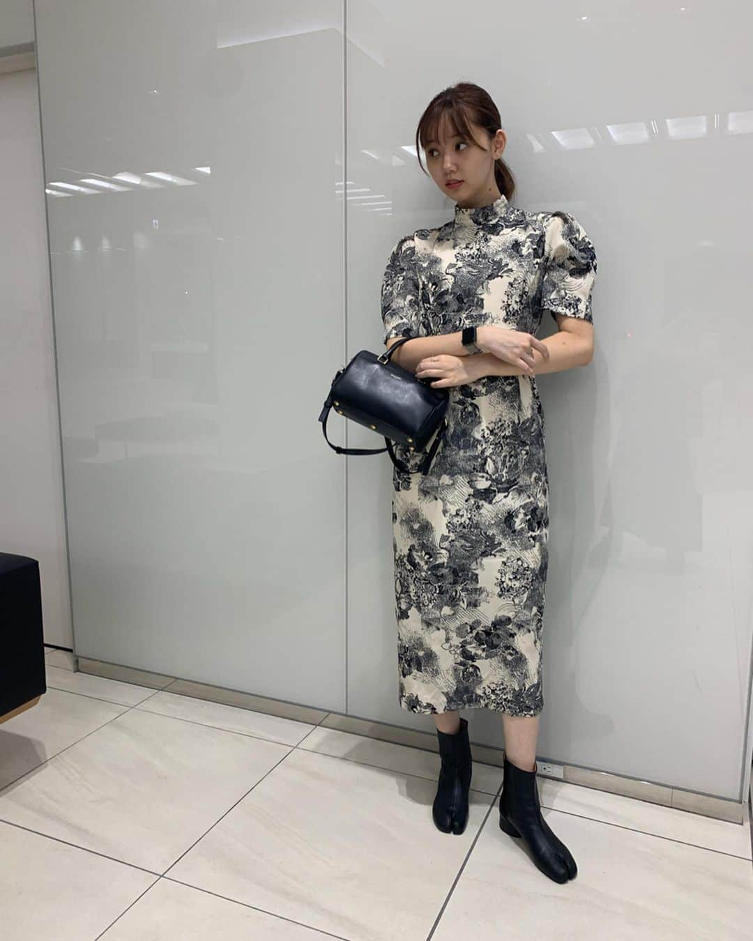 江野沢愛美さんのインスタグラム写真 - (江野沢愛美Instagram)「いつかの私服です。 お気に入りのワンピース。 ライダースを羽織ってまた着たいな。 個性的な柄物が好きです☺︎ あやなちゃんが着てるのを見てすぐに連絡した笑  #OHOTORO #私服 #まって左足めっちゃ大きく見える #38なので245くらいだから特別大きくないはず #角度ですよ多分 #ホラーじゃないです」10月25日 23時25分 - enosawa_manami