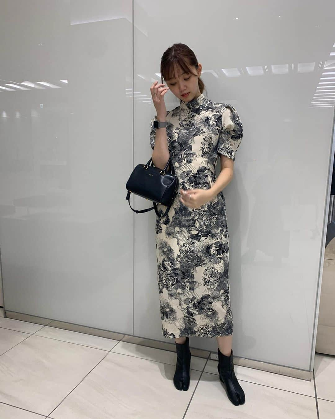 江野沢愛美さんのインスタグラム写真 - (江野沢愛美Instagram)「いつかの私服です。 お気に入りのワンピース。 ライダースを羽織ってまた着たいな。 個性的な柄物が好きです☺︎ あやなちゃんが着てるのを見てすぐに連絡した笑  #OHOTORO #私服 #まって左足めっちゃ大きく見える #38なので245くらいだから特別大きくないはず #角度ですよ多分 #ホラーじゃないです」10月25日 23時25分 - enosawa_manami