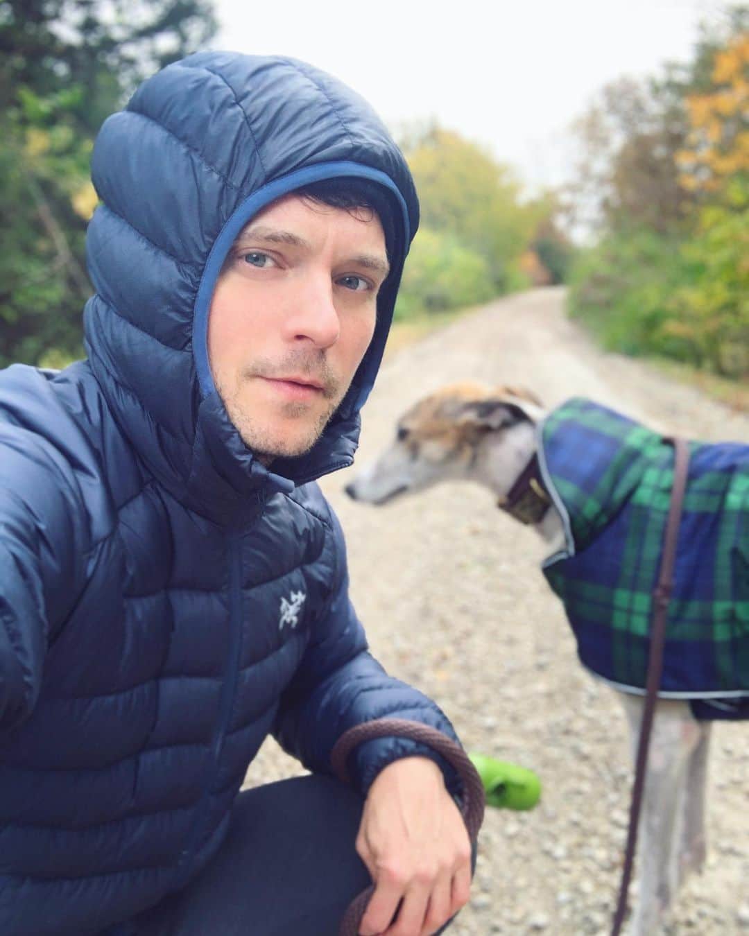 イーライ・リエブのインスタグラム：「Best time of the year 🍂🍁🐕 🎃」