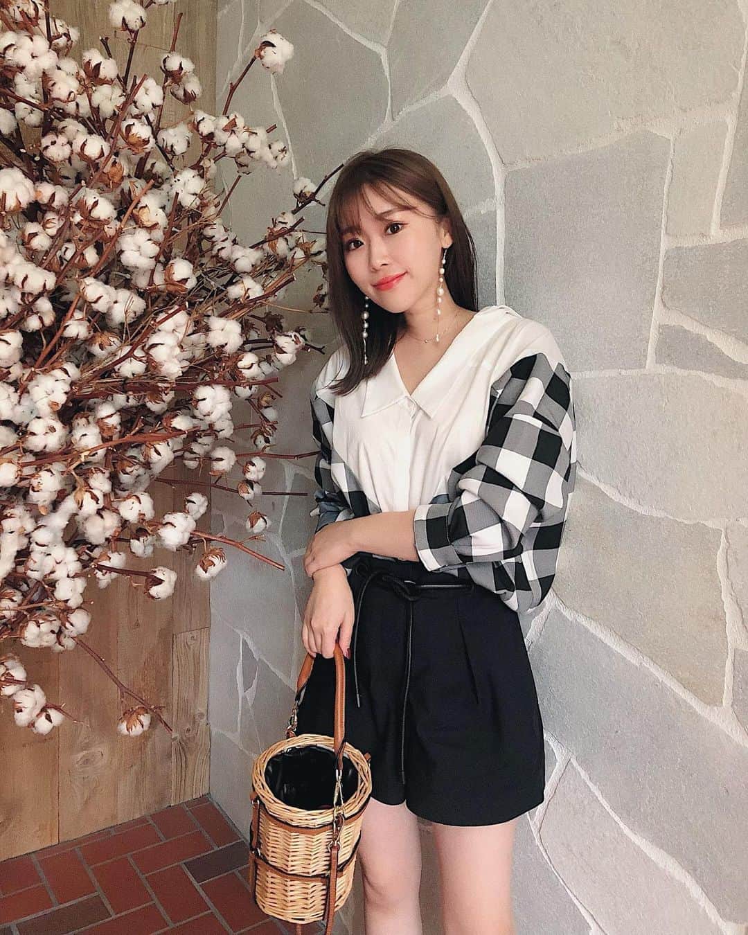 藤川沙弥のインスタグラム：「𓂃𓇢﻿ ﻿ コットンフラワーがかわいくて😚☁️☁️﻿ 飾りたいから買いに行こっと❤︎💐﻿ ﻿ このtops、前後どちらでも着れて﻿ ゆったりサイズな感じがかわいい💕﻿ この時期はショーパンとかミニ丈に﻿ ブーツ合わせるコーデが好き❤️﻿ ﻿ ピアスはオーダーしてたもので﻿ コットンパールで軽くて、﻿ 着けてるの忘れちゃうくらい🧚🏻‍♀️」