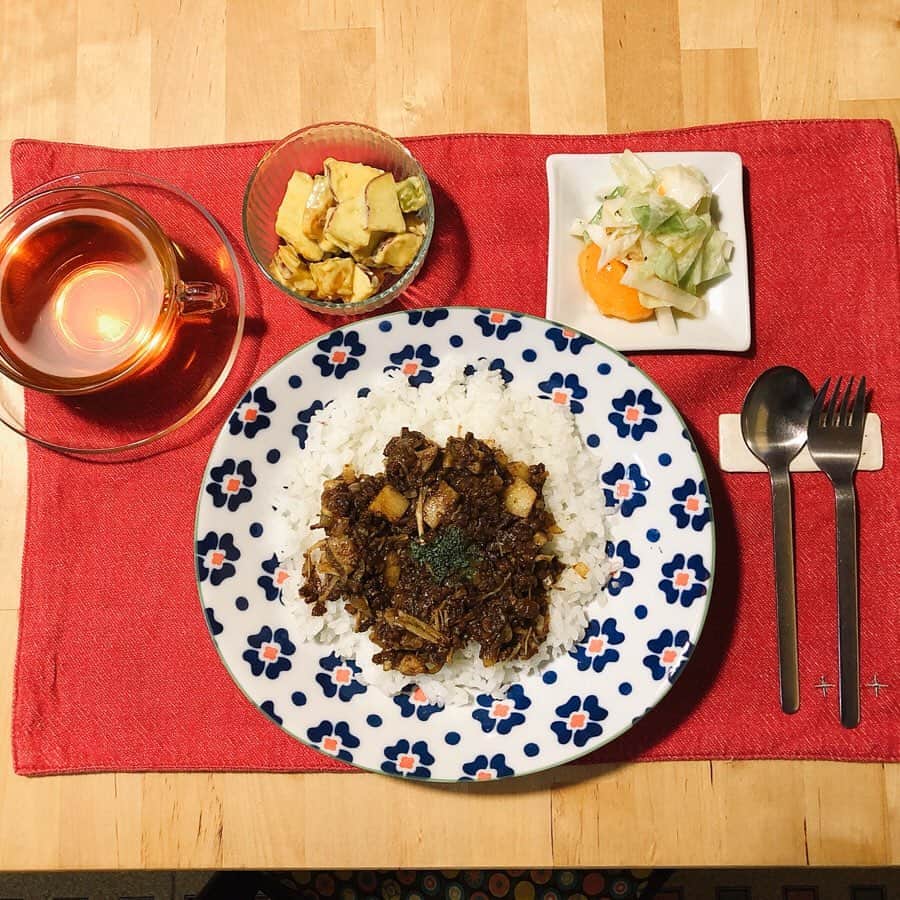 のインスタグラム：「* * この時間にご飯テロすみません笑🙏 今回の料理教室は☺️🍳✨ * ★里芋とエノキのドライカレー ★キャベツと大根と柿のピクルス ★南瓜とサツマイモのクリームチーズ和え  でした😋✨ ドライカレーは普段作らないのですが、すごく美味しかった！ジャガイモじゃなくて里芋なのが新鮮😋牛ひきとの相性抜群です✨ * 先日ファームでいただいた里芋や、柿もサツマイモも食材はちょうど家にあるから、 早速もいっかい作ろ🍽🍳 * 復習すると何事も覚えやすくなるよね☺️ * * #cooking #料理 #ドライカレー #ピクルス #南瓜 #サツマイモ #🍛 #🎃 #🍠 #🥬 #🍳 #🍽」