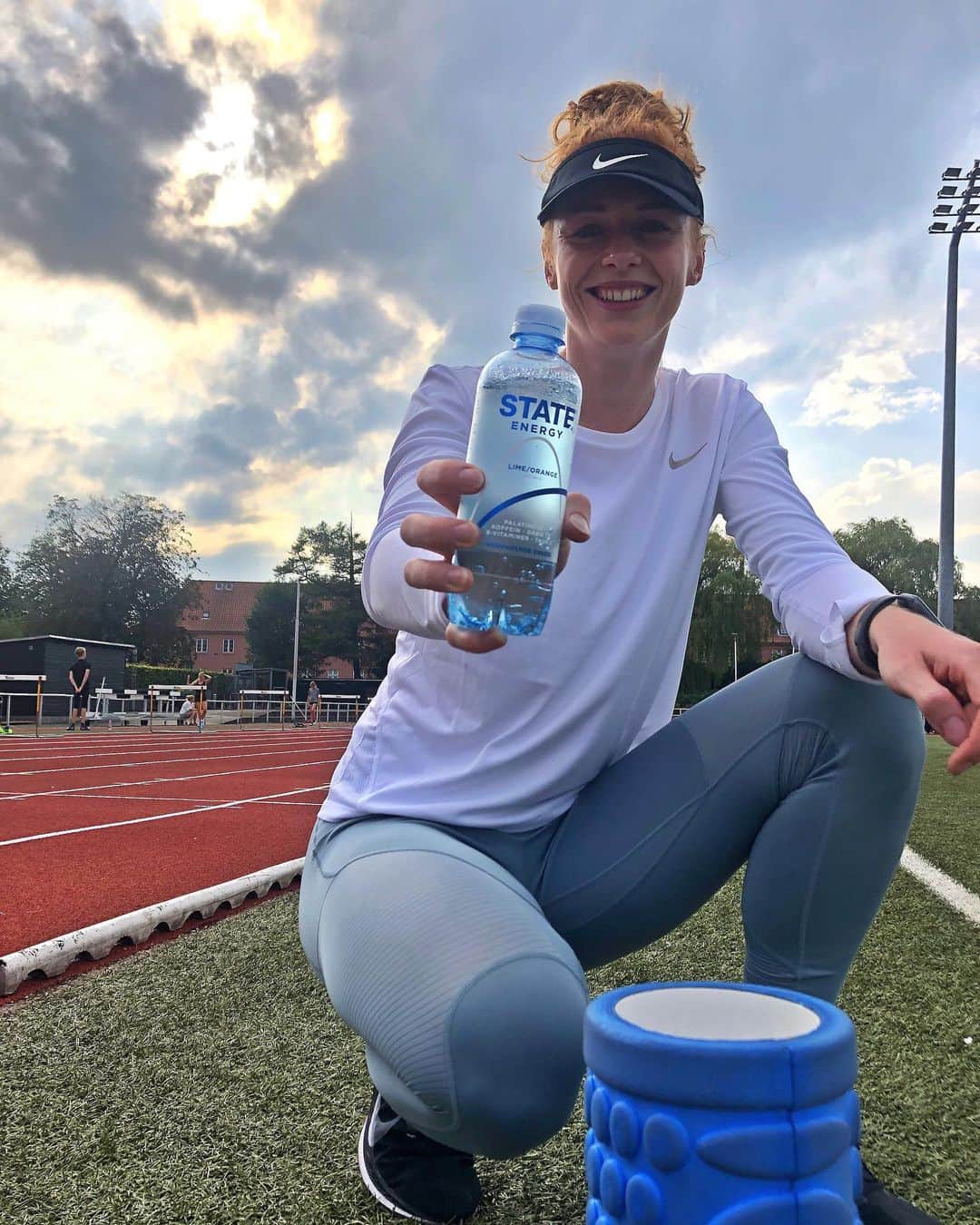 マチルドU・クラマーのインスタグラム：「Annonce | Cheers 💦 It’s Friday. . .  #reklame #STATE @statedrinks #Drinktoimprove #vedvarendeenergi #fridayfeeling #weekendmood #fall #denmark #cheers #happy #danishgirl #athlete」