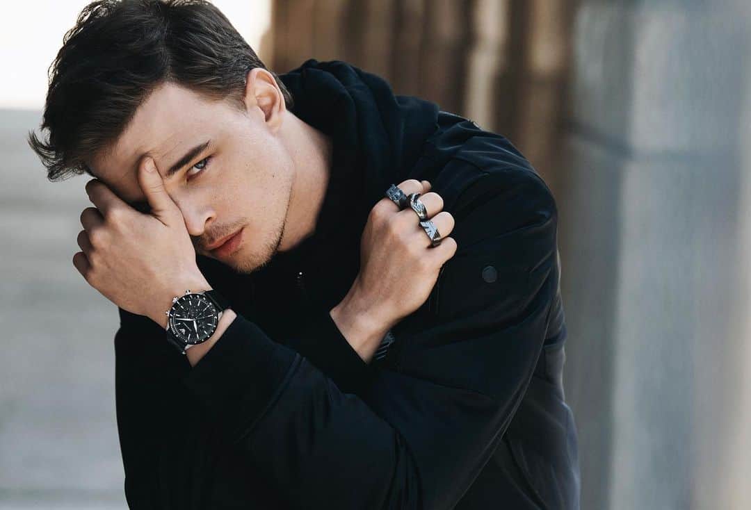 Armani Officialさんのインスタグラム写真 - (Armani OfficialInstagram)「Add to your look with #EAjewellery for men or opt for the latest #EAwatches designs」10月25日 23時43分 - emporioarmani