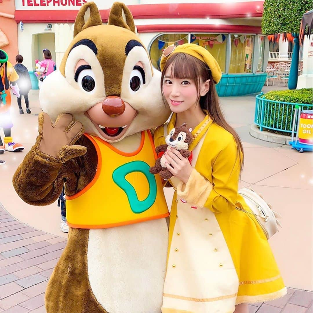 初川みなみさんのインスタグラム写真 - (初川みなみInstagram)「デールとも🐿💛﻿ デールはいつもお茶目で可愛い💕﻿ 帰るところなのに撮ってくれたよ😭﻿ ﻿ ＼10/26(土)白金高輪SELENEb2／にて﻿ リリプラ対バンライブ🎤﻿ 🌸 出演時間 14:00〜14:15﻿ 📷物販時間 14:25〜15:15﻿ ﻿ #チップとデール #チデ #チデグリ #グリ #グリーティング #トゥーンタウン #ディズニーハロウィン #dハロ仮装﻿ #ディズニー #東京ディズニーリゾート #ディズニーリゾート #ディズニー写真部 #ディズニーカメラ隊 #ディズニーコーデ #disney  #disneyresort  #tokyodisneyresort  ##disneylife夢の国 #夢が叶う場所#ディズニーランド #東京ディズニーランド #TDL」10月25日 23時43分 - hatsukaw_aminami