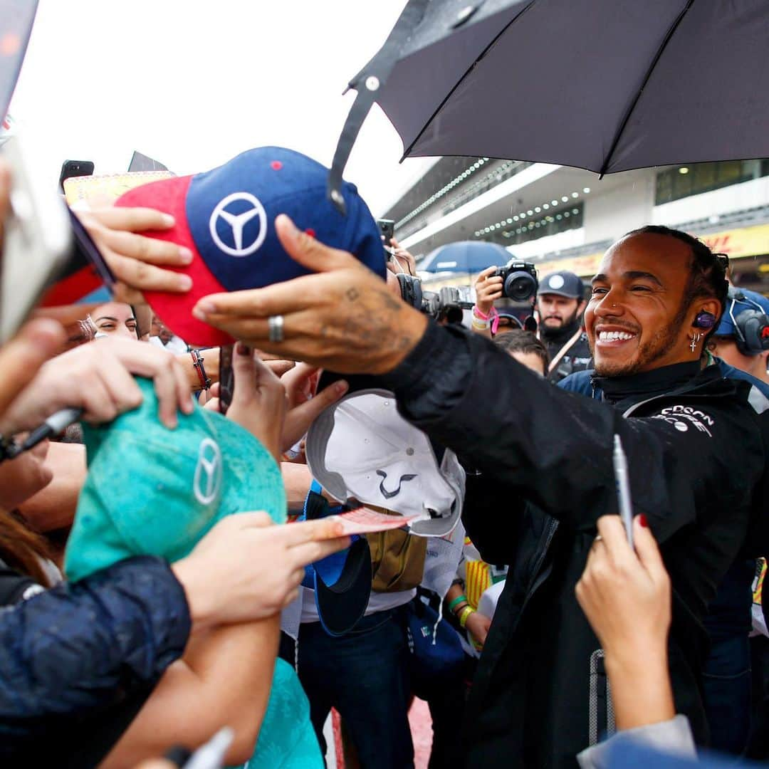 MERCEDES AMG PETRONASさんのインスタグラム写真 - (MERCEDES AMG PETRONASInstagram)「That smile 👉😁 Thank you for all the positivity energy guys! 🙏 We ❤️ the Mexico GP fans!  #MercedesAMGF1 #MercedesAMG #F1 #PETRONASmotorsports #LH44 #F1esta #DrivenByEachOther」10月25日 23時43分 - mercedesamgf1