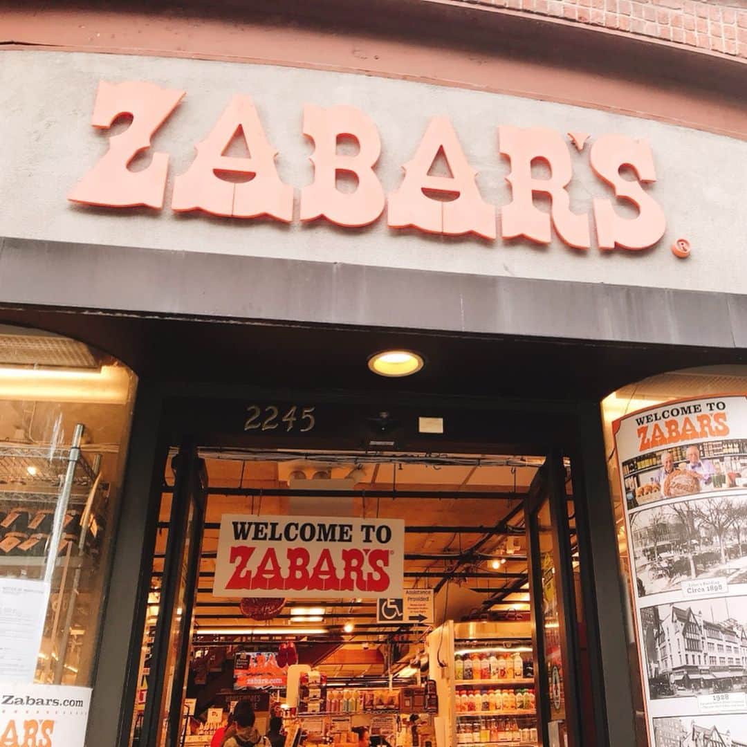 常深史織さんのインスタグラム写真 - (常深史織Instagram)「ニューヨークお土産オススメ①  私の行きたいお土産リスト1つめは、 ニューヨークにしかない世界に一店舗だけの「ZABAR'S」🛍 地元の人にも観光客の方にも大人気だから人だらけ💦 良心的な値段も人気のひとつなんです✨ わたしも、2時間くらいはここでお土産を見てた気がします😂 まだ1日が始まったばかりやのに バックはお土産でパンパン‼️ 買いたいものが山ほどあって、ゼイバーズグッズも可愛くて😆✨ やらかしましたねぇ😨反省～  日本でも高値でゼイバーズグッズは取引されているとか！？🛍😳 限定品だし、ここにしかないし、友達にいっぱい買って帰りました🛍  買って帰ることが出来なかった、ZABARSと言えば有名なオリーブやサーモン、チーズはニューヨーカー御用達✨ チーズをすごく知っている方もいて何をオススメなど相談にも乗っててくれるんだって‼️ ますます奥が深いZABARS👏  サーモンもチーズは現地で食べたかったから、 隣にあるイートインでサーモンチーズ入りのミネストローネを買っちゃった❤ セントラルパークのベンチでしっかり味わいましたよ🥺  #zabars  #zabarsnyc  #ゼイバーズ #ゼイバーズのエコバッグ  #ニューヨークお土産 #ニューヨーク土産  #ニューヨーカー #ニューヨークランチ #ニューヨークブランチ #NY #NewYork #ニューヨーク #仕事 #ニューヨーク女子 #ニューヨーク女子一人旅 #タビジョ #一人旅女子  #JALファーストクラス #ファーストクラスラウンジ #ファーストクラス #JAL」10月25日 23時48分 - sioripopn