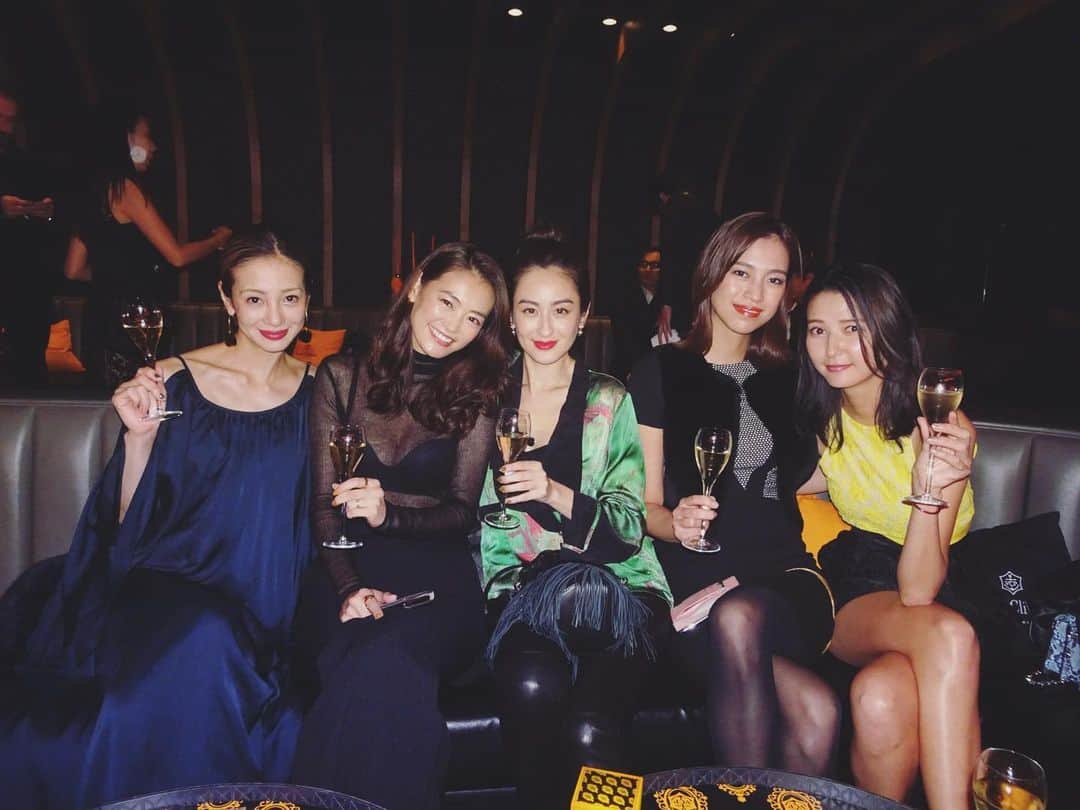 オードリー亜谷香のインスタグラム：「Halloween or should I say #yelloween with @veuveclicquot 🕷🕸🧙🏼‍♀️ #VeuveClicquot #liveclicquot」