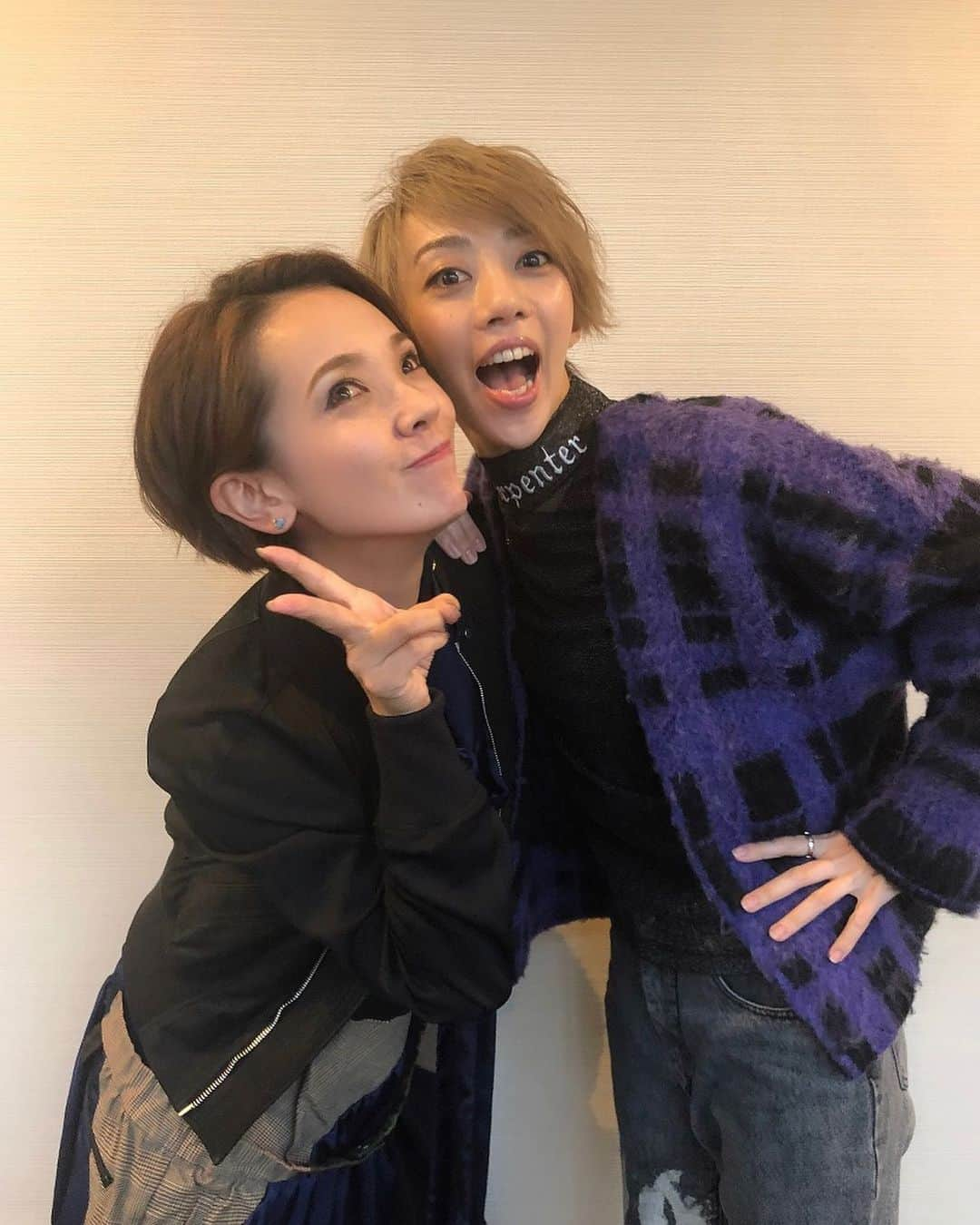 壱城あずささんのインスタグラム写真 - (壱城あずさInstagram)「.﻿ FM FUJI『壱城あずさのガッツだぜ』﻿ 10月27日(日)、11月3日(日)のゲストは美弥ちゃん‼️﻿ 星組時代の話や美弥ちゃん組変えの時のお互いの心境、そしてあずるりや紅5…色んな話が止まらなくて時間が足りなかった😂﻿ 美弥ちゃんと同期で良かった、本当に出会えてよかった…そんなことを改めて感じる時間でした。﻿ ﻿ ※山梨県以外の方でもradikoプレミアムに入ると全国どこからでも聞けますので皆様是非聞いてください🖤💙🖤💙﻿ ﻿ #fmfuji﻿ #ラジオ﻿ #あずるり﻿ #紅5﻿ #89期﻿ #大切な仲間﻿ #可愛すぎる﻿ #美弥るりか﻿ #大好きやー﻿ #壱城あずさ﻿ #しーらん」10月25日 23時54分 - shiiran1012