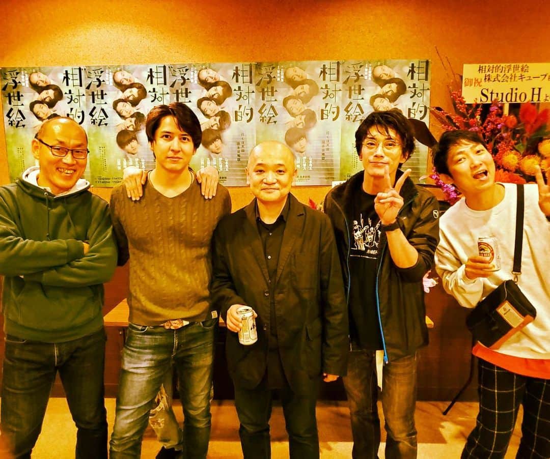 のインスタグラム：「無事に初日が開きました。 足元の悪い中、お越しくださりまことにありがとうございました。 今日から始まった5人の物語り、目撃しちゃってください。  #相対的浮世絵 #青木豪 #山本亮太 #伊礼彼方 #石田明 #玉置玲央 #山西惇」