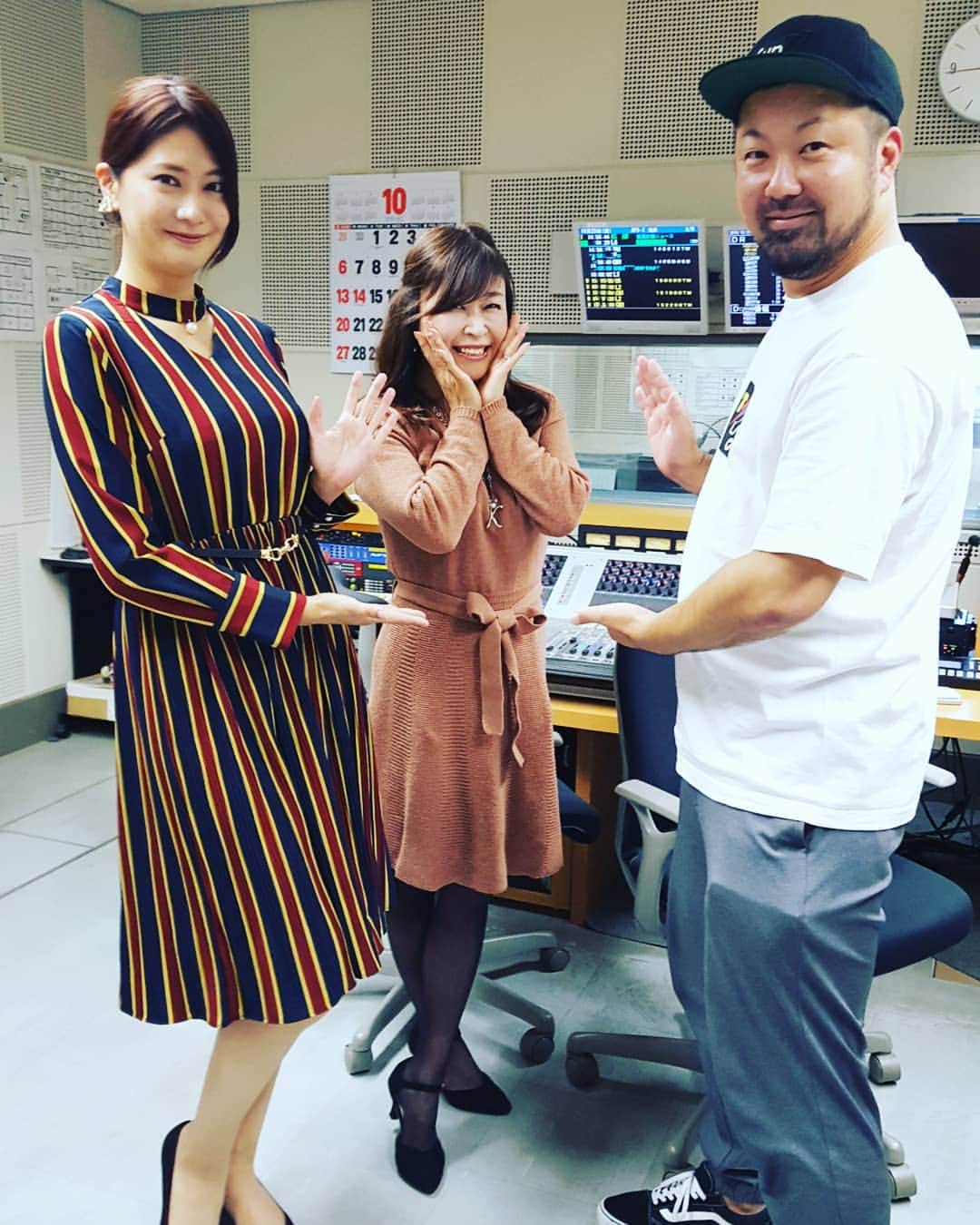 石塚かおりさんのインスタグラム写真 - (石塚かおりInstagram)「#金曜日#BSNラジオ#マエカブナカシズカ からの#ゆうわく伝説  安定感バツグンの中静社長のサイズ感。  どこをどう撮っても美しすぎる秘書、山田彩乃さん。  この二人に挟まれ、かなりの遠近法で、なんとか得しようとする石塚かおり。  生放送からの生放送。  たった6分のインターバルでのバトンタッチが、何気に楽しい！  #お笑い芸人 さんであり #社長 である#中静祐介 さん  #ミスアースジャパン  #リリマリ  #美人すぎる#秘書#起業家#山田彩乃 さん  #佐渡ツアー#船#旅 くわしくはBSNのHPで  今日のゆうわく伝説では #Hey！Say！JUMP#へいせいじゃんぷ #中島裕翔 さん #薮宏太 さんからのメッセージも　 お二人にとっての# 誘惑 は？ #二度寝#アイスクリーム　 #radiko#タイムフリー でお聴きいただけます  #新潟放送#アナウンサー#石塚かおり 今日もやっぱり#遠近法」10月26日 0時02分 - kaori_ishizuka413