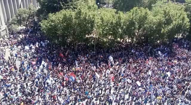 のインスタグラム：「Peaceful protests in Chile are being met with escalating violence. Police have killed 18 and arrested 6000. The protests, which started in reaction to a subway fare hike, are a democratic expression of discontent at inequality and government corruption in Chile. Consider reposting and standing solidarity with the brave people showing up for a more just equitable future. The quotes are translations of anonymous audio shared by protestors. The final slide is a screenshot from a declaration condemning government repression, LINK IN BIO to add your name. Via @nicolasestupinan」