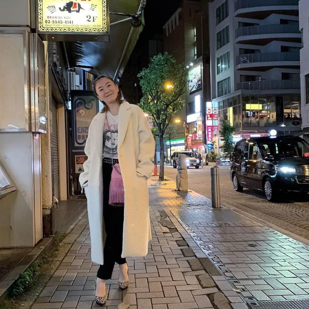 岸本佳子さんのインスタグラム写真 - (岸本佳子Instagram)「#Tokyo Rainy day ☔️ 長〜くて、充実の良い1日です。周りの皆さまに感謝。  Coat & bag #jandmdavidson T-shirt #madeworn Trousers #acnestudios Belt #vintage from UK Shoes #charlotteolympia」10月26日 0時16分 - yoshico_kishimoto