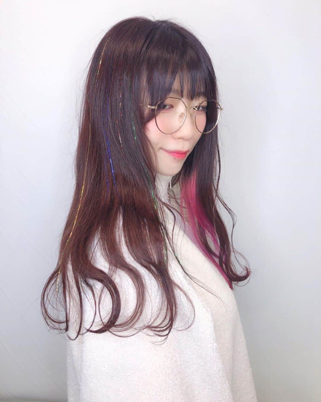 ぱいぱいでか美のインスタグラム：「Spicaでヘアメンテ&ヲタクヘアーにしました❤︎❤︎❤︎❤︎ ꙳ #spica #hairsalon #原宿 #haircolor #innercolor #tinsel ꙳ メンテ行ってきたよ〜！ いつも通り全体はピンクみのある感じにしつつ インナーのドPINKももはや定番で入れてもらった！ そして大大大好きなカントリー・ガールズのみなさんの色を どこかに入れたくて… @countrygirls_official 💚🧡💙💛 カラーでやっちゃうのありだったけど4色は難しいから ティンセル(キラキラの細いエクステみたいなやつ)にしてみたよ！ 超可愛い〜〜〜 ほんとは同系色の中に入れたり一色を数本ポイントで入れるのがいいんだと思うけど こういうヲタヘアー(?)するのに手軽で良いね☻ 細さゆえに保ちに個人差あるみたいなので何とか長くもってほしいところ！ 年内はこんな感じでいきたいと思います。 前髪&毛先カットとトリートメントもしてもらって整えてもらったよ〜。 担当は中田さん！ティンセルはヨネさん！」