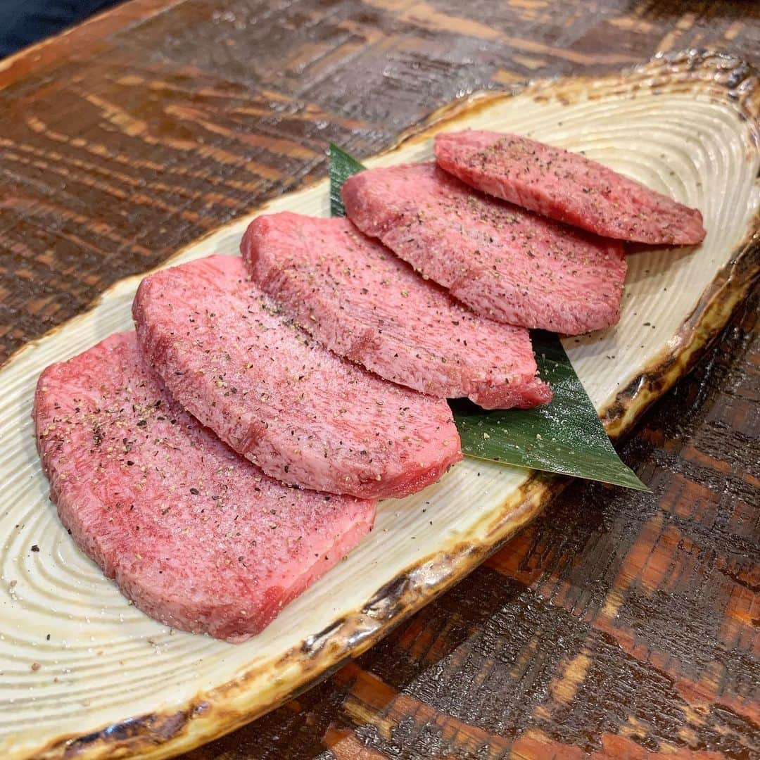 吉川ちかさんのインスタグラム写真 - (吉川ちかInstagram)「🔸リーズナブルな焼き肉🔸 新大久保にある すみんちゅ . 朝〆上生レバーは (⚠️ちゃんと焼いて食べてますよ) めちゃくちゃ美味しかった👍 2人前も頼んだよ🥺💓 好きな加減で焼いて ごま油と塩で食べたら最強👍 . 名物の芝浦盛りは3種の上物が 日替わりで盛り合わせで 出てきて3人前以上入って 通常3000円の商品が半額1500円😂💓 . タンもお肉も美味しかったけど わたし的にはニンニクが すごいタイプでした🤤💓 リーズナブルなんで 是非いってみてくださいっ!! レバー好きな方は是非👍 .  予約・お問い合わせ050-5593-5497 . 予約可否	 予約可 交通手段	 JR新大久保駅　徒歩3分 新大久保駅から291m 営業時間 定休日	 営業時間 〔月～金〕 17:00~24:00 〔土、日〕 12:00~15:00 17:00~24:00 日曜営業 定休日  無休 . #焼肉#焼き肉#生レバー#朝〆レバー #リーズナブル#新大久保#新大久保グルメ#ホルモン#ニンニク」10月26日 0時11分 - yoshikawachika_1116