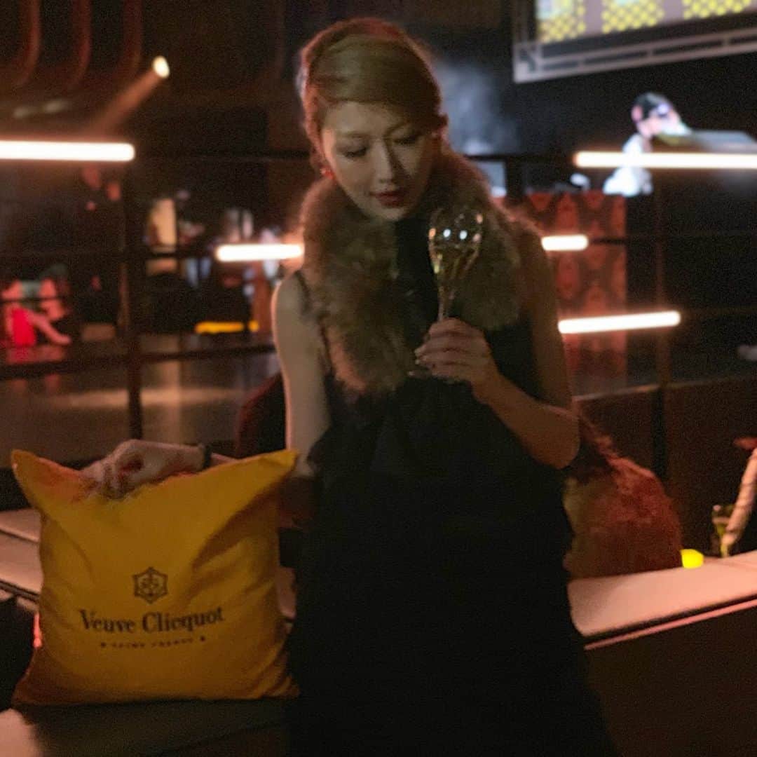 梅野舞さんのインスタグラム写真 - (梅野舞Instagram)「今夜は表参道のパーティーの後は VEUVE CLICQUOT YELLOWEEN 2019へ  フランスのシャンパーニュブランド「ヴーヴ・クリコ」が贈る  ヴーヴ・クリコイエローラベルをカラーに 大人のハロウィン🎃パーティーは 賑やかで 会場は華やかに彩られていました♬  料理研究家ベリッシモにも久しぶり会えた！★ お友達にもたくさん会えたhappy nightに💋  #VeuveClicquot #Yelloween #liveclicquot  @VeuveClicquot#party#night  #大人の#ハロウィンパーティー #halloween #halloweenparty  #instagram#instagramjapan #instapastry」10月26日 0時13分 - mai.umeno