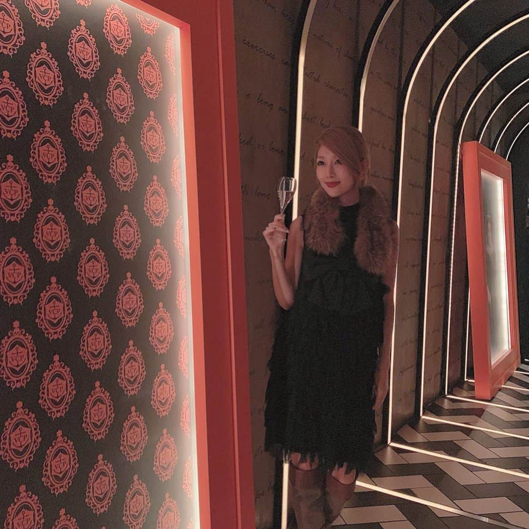 梅野舞さんのインスタグラム写真 - (梅野舞Instagram)「今夜は表参道のパーティーの後は VEUVE CLICQUOT YELLOWEEN 2019へ  フランスのシャンパーニュブランド「ヴーヴ・クリコ」が贈る  ヴーヴ・クリコイエローラベルをカラーに 大人のハロウィン🎃パーティーは 賑やかで 会場は華やかに彩られていました♬  料理研究家ベリッシモにも久しぶり会えた！★ お友達にもたくさん会えたhappy nightに💋  #VeuveClicquot #Yelloween #liveclicquot  @VeuveClicquot#party#night  #大人の#ハロウィンパーティー #halloween #halloweenparty  #instagram#instagramjapan #instapastry」10月26日 0時13分 - mai.umeno