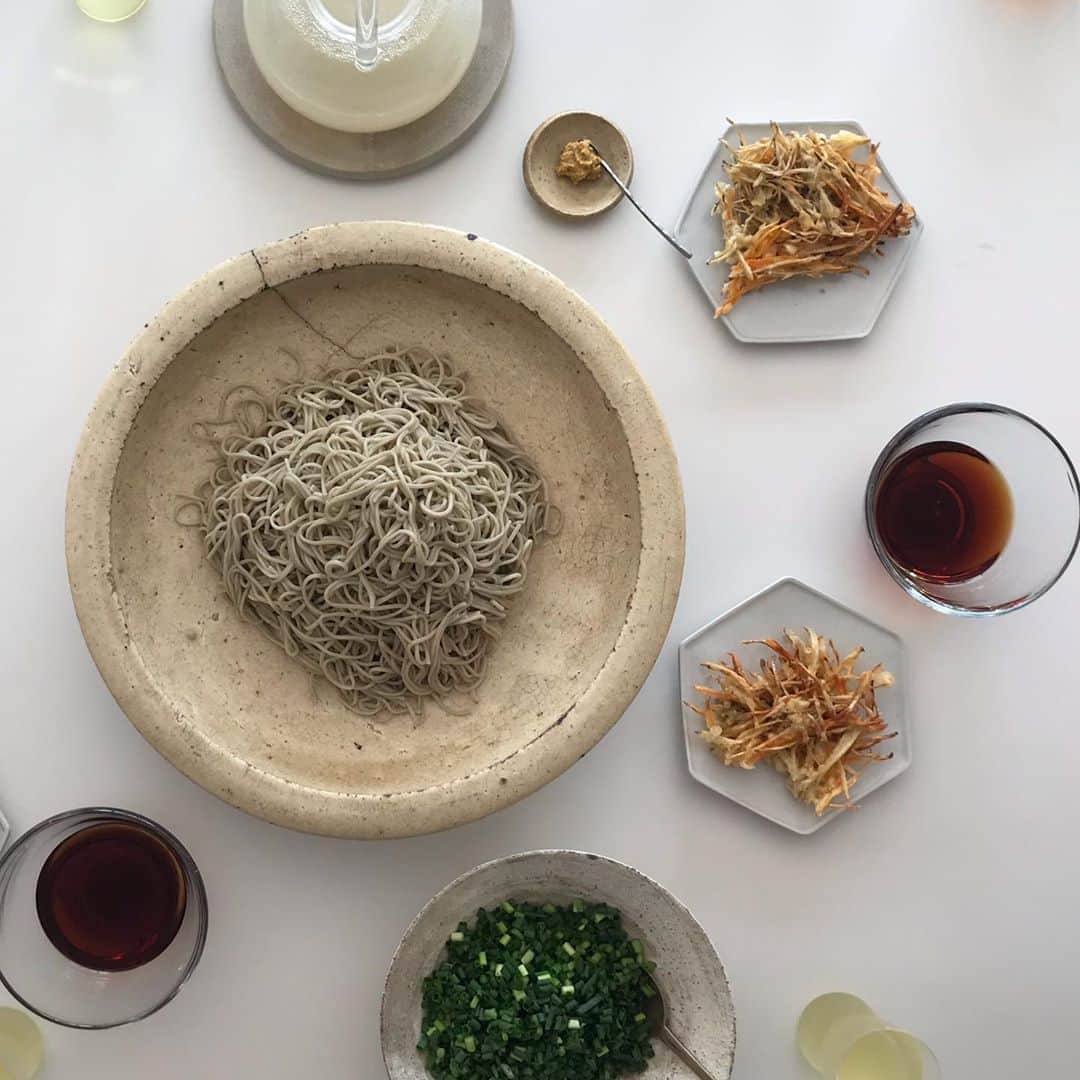 渡辺有子のインスタグラム：「新潟、妻有蕎麦の新そば。布のり（海藻）がつなぎの妻有蕎麦はツルツルと喉越しが良い。乾麺でここまで美味しいものはなかなかないと思う。練り辛子を付けて蕎麦を食す（のが十日町流）ということを初めて知りました。  かき揚げ作って、アトリエ賄い。」