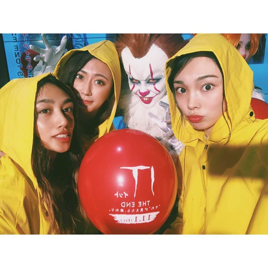 松井貴香さんのインスタグラム写真 - (松井貴香Instagram)「- - 【IT THE END】🤡🎈 - - 試写会にお招きいただいて一足お先に♡ - 1も映画館と家で合わせて3回は観てる分 2は念願でした！！ それに監督も来日しててお会い出来て話せて感激🥺✨ 2は1をも超える迫力と怖さとストーリーで良かったー🙌 - 11/1公開❗️ これは絶対映画館で観るべき！！ - - それにしてもモナとかずきちゃんと 叫びすぎたしくっつきすぎた😂ww - - #1025 #映画 #試写会 #イットそれが見えたら終わり  #it2 #movie #horror #good #girls #smile #instagood  #like4likes  #followｍe」10月26日 0時21分 - kiko414_m