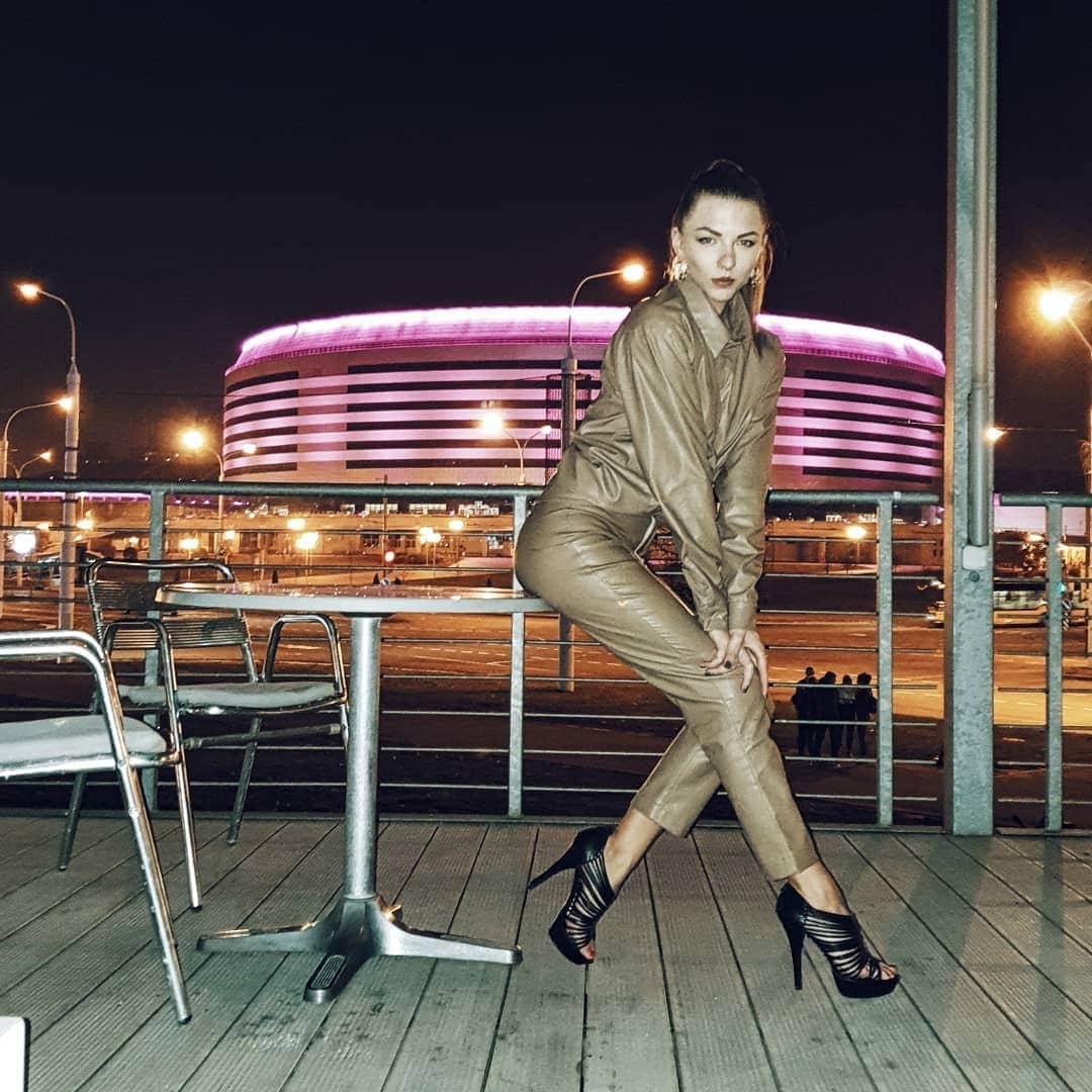 メリティナ・スタニウタさんのインスタグラム写真 - (メリティナ・スタニウタInstagram)「Friday/Night/Leather 🦂 ⠀ #fridaynight #friday #night #minsk #leather #heels #look #lookoftheday #evening #samsungbelarus #s10belarus #galaxys10 #belarus #shine」10月26日 0時29分 - melitinastaniouta