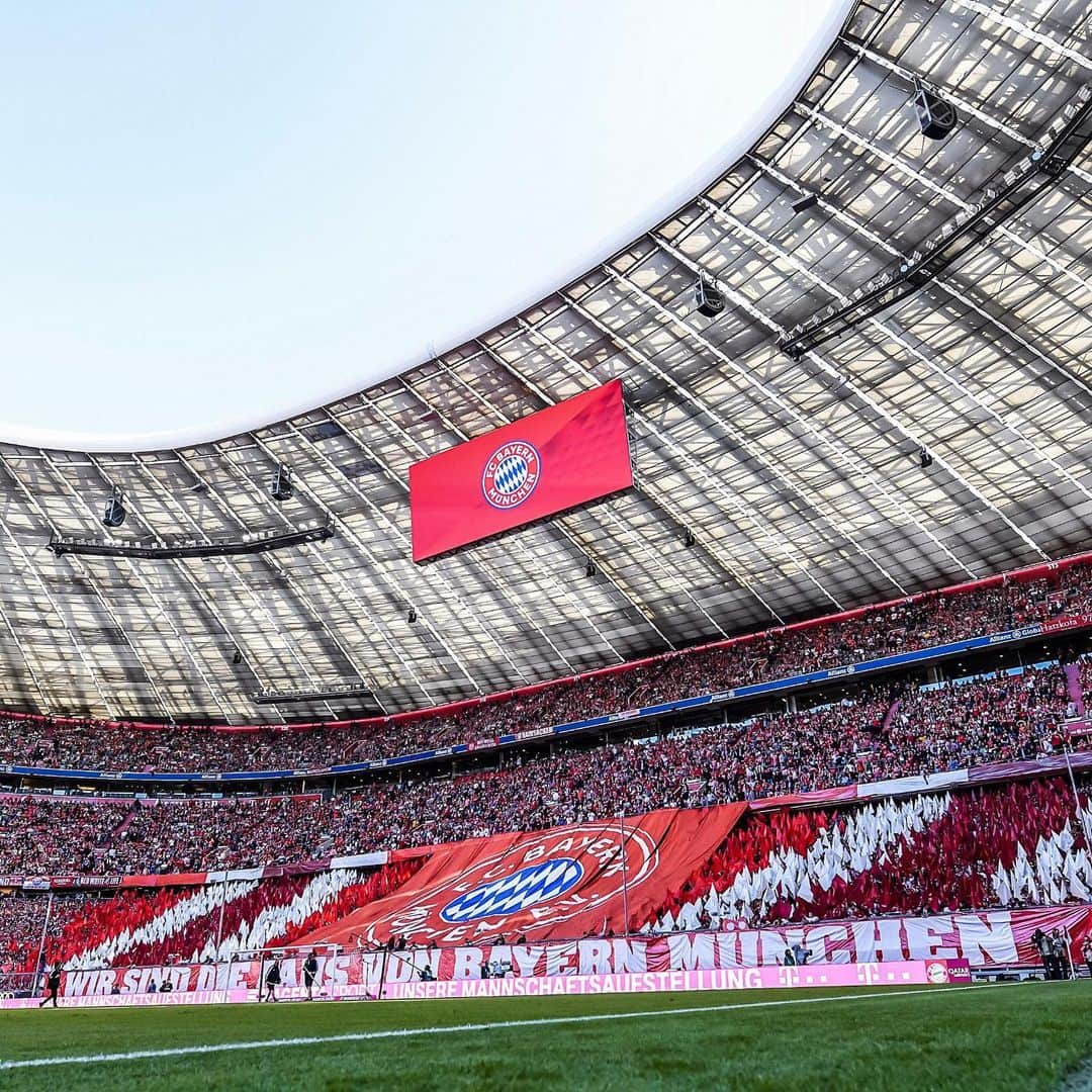 バイエルン・ミュンヘンさんのインスタグラム写真 - (バイエルン・ミュンヘンInstagram)「We are the fans of Bayern München! 🔴⚪️ #FCBayern #MiaSanMia #FcBayernFanFriday #AllianzArena」10月26日 0時30分 - fcbayern