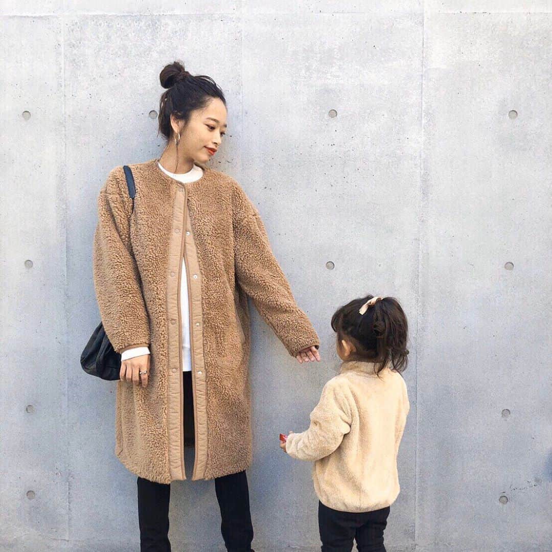 近藤千尋のインスタグラム：「@uniqlo の新作のフリースを 親子コーデで着用してみました💖👭 柔らかくて気持ちいい🥺  お値段も可愛いから 公園で思いっきり遊ばせれる🥰笑🌳 #十愛は100サイズ着てます 😋  #ユニクロ #Uniqlo #フリース #pr #ラブアンドフリース #ボアフリースノーカラーコート」