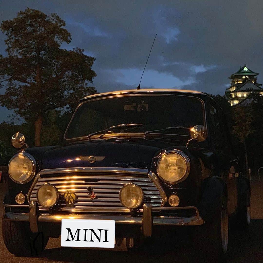 のインスタグラム：「. . Classic mini x 大阪城  @anyca_official で借りました♪  #MINI #ミニクーパー #MINILIFE #ミニ生活 #クラシックミニ #オールドミニ #rovermini  #ミニ #minicooper  #rover #classicmini」