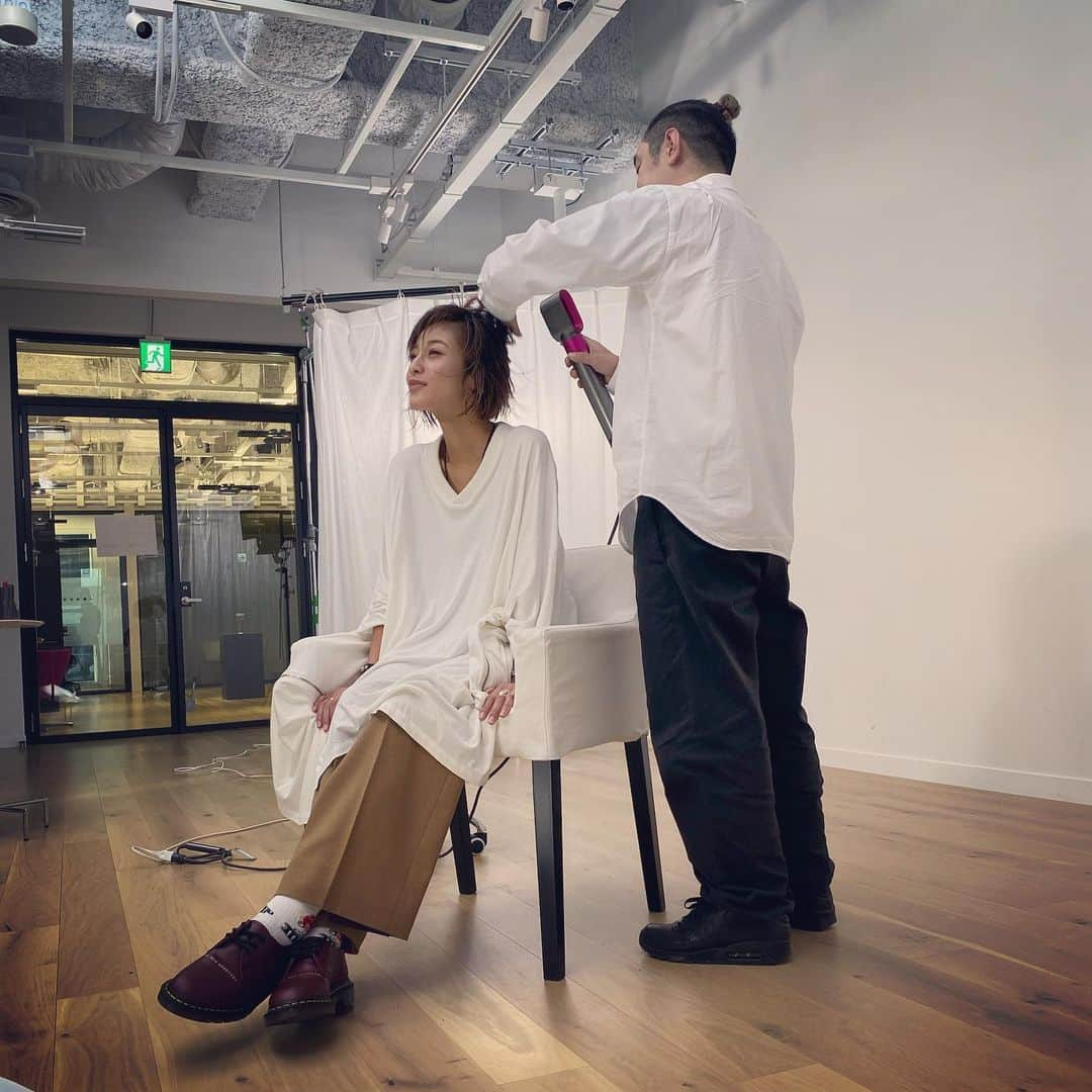 西山茉希さんのインスタグラム写真 - (西山茉希Instagram)「#dyson  #dysonairwrap  #dysonhair  ムービー撮影曜日。  @dysonhair  @dyson  #ダイソンおじさんと @mitsuteru_asahi  @_sunvalley_  乾かしながらストレート。 乾かしながらエアリースタイル。  #気持ちよくて寝る #気持ちよくて半目る  柔らかく、心地よく、風強く。 摩訶不思議ちゃんパワー。  #体感 #実感 #実戦  興奮するショートボブさん。 やかましめ。  #時短 #リラクゼーション #美容 #美髪  最強じゃんか。 とゆうお話です。 m(__)m」10月25日 16時08分 - maki.nshiyama50