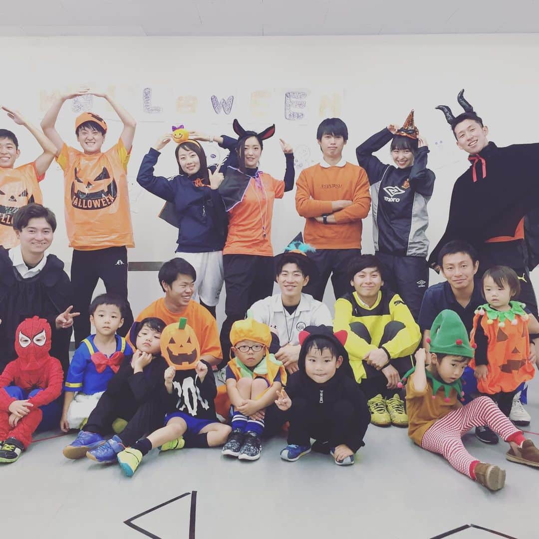 東京スポーツ・レクリエーション専門学校さんのインスタグラム写真 - (東京スポーツ・レクリエーション専門学校Instagram)「🎃Happy Halloween🎃　 今日の幼児サッカー教室では少し早めのハロウィンイベント！子供たちはもちろん先生方も仮装してサッカーを行いました。みんな可愛い仮装で盛り上がり、良いイベントになりました！ ・ ・ ・ #東京スポーツレクリエーション専門学校 #ハロウィンイベント🎃 #仮装 #カボチャ #サッカー #幼児サッカー教室」10月25日 16時18分 - jikeitsr